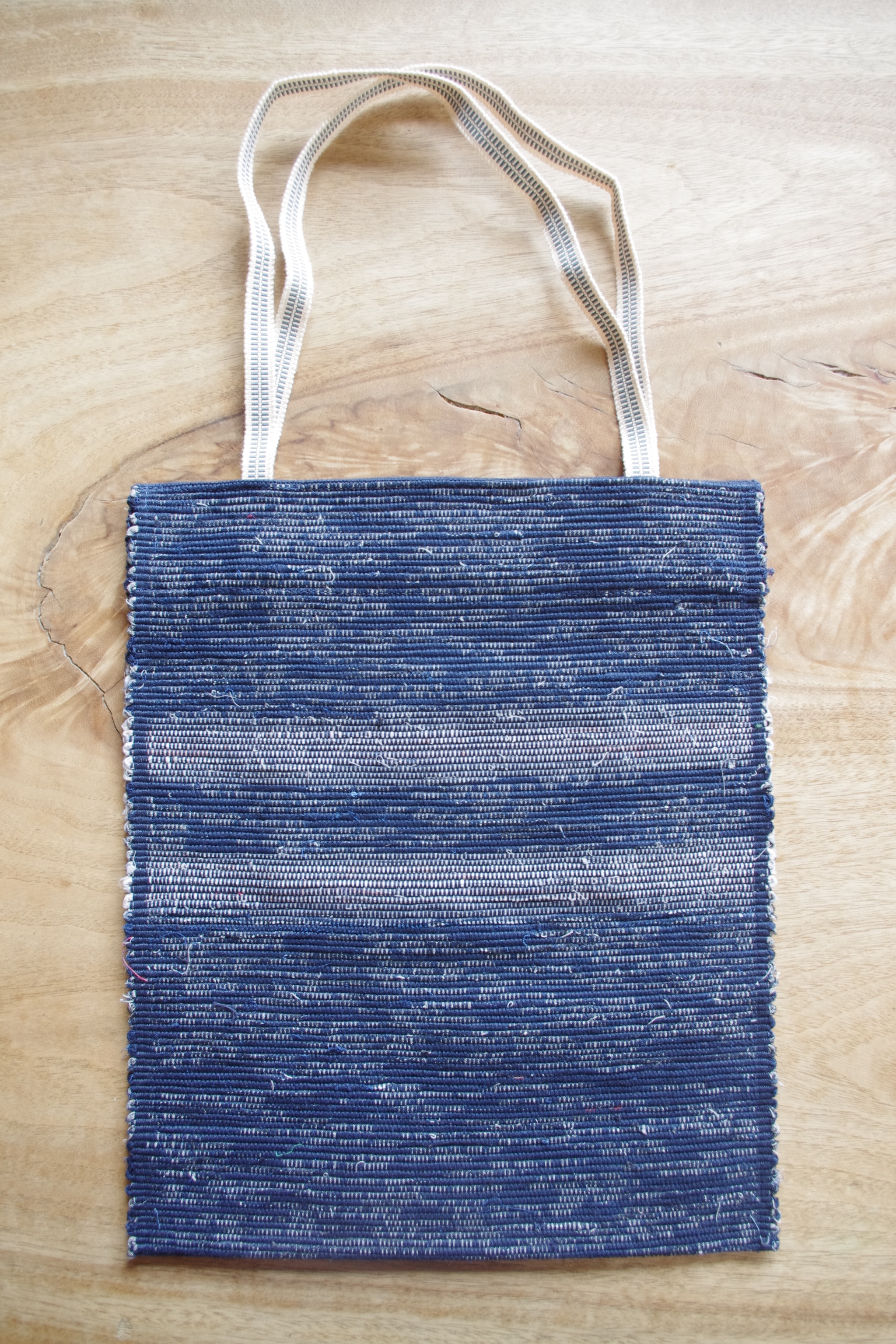 ファイルが入る 紺色のフラットバッグ 内側にポケットあり 木綿 裂き織り Iichi ハンドメイド クラフト作品 手仕事品の通販