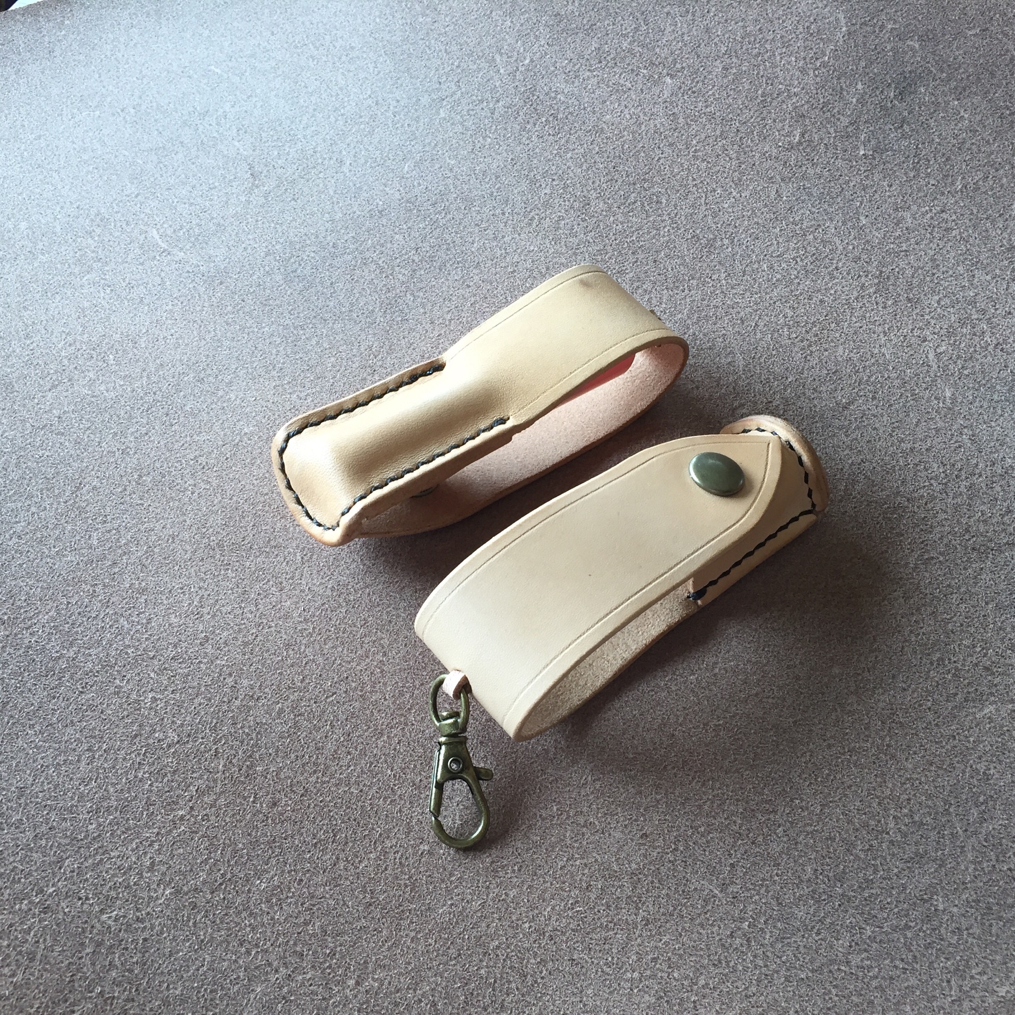 そのまま使えるリップクリーム ケース ヌメ革生成り レザー 印鑑入れ ニベアナチュラルカラーリップ ブライトアップ可 Iichi ハンドメイド クラフト作品 手仕事品の通販