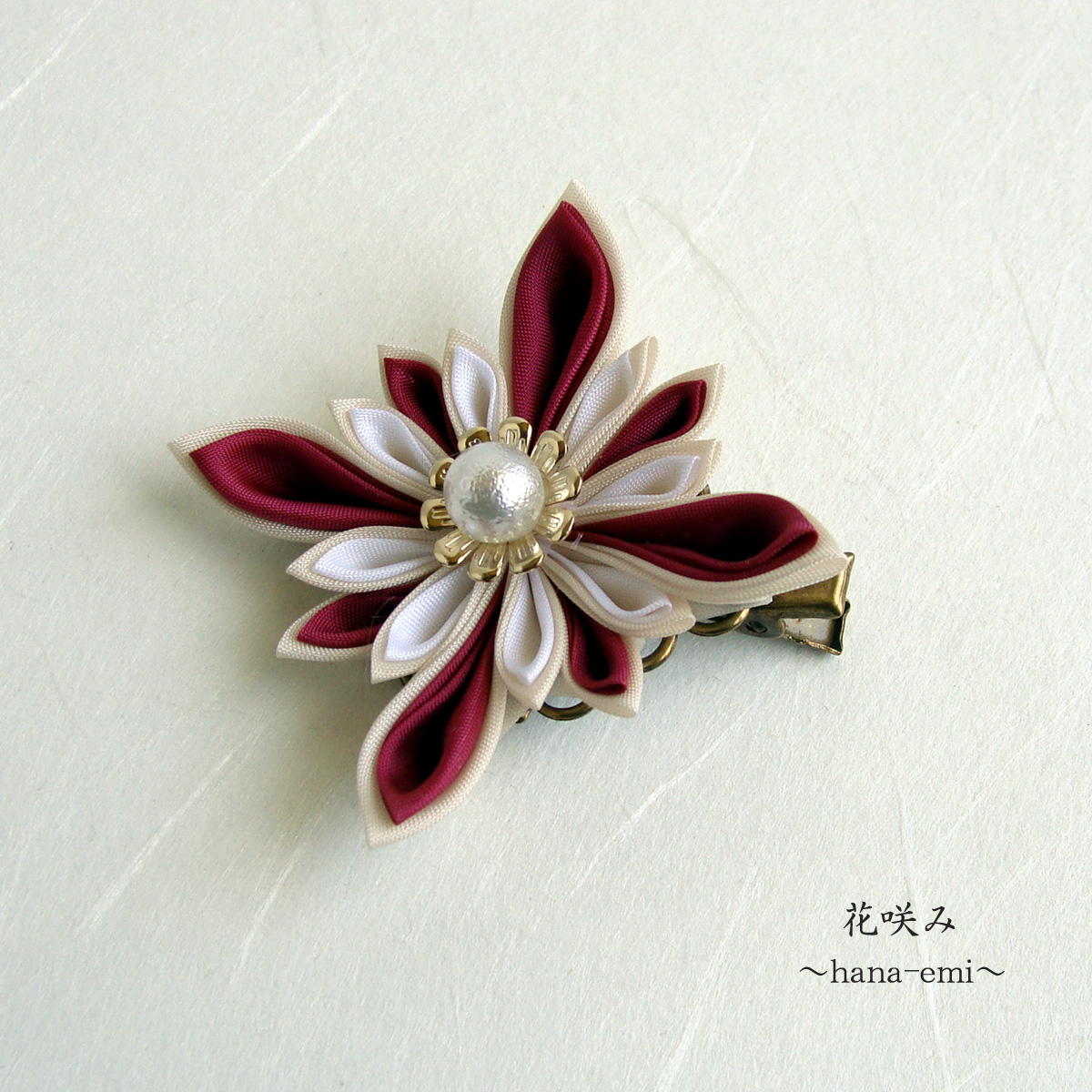 つまみ細工 えんじ 白 ベージュ デザイン花のヘアクリップ 髪留め Iichi ハンドメイド クラフト作品 手仕事品の通販