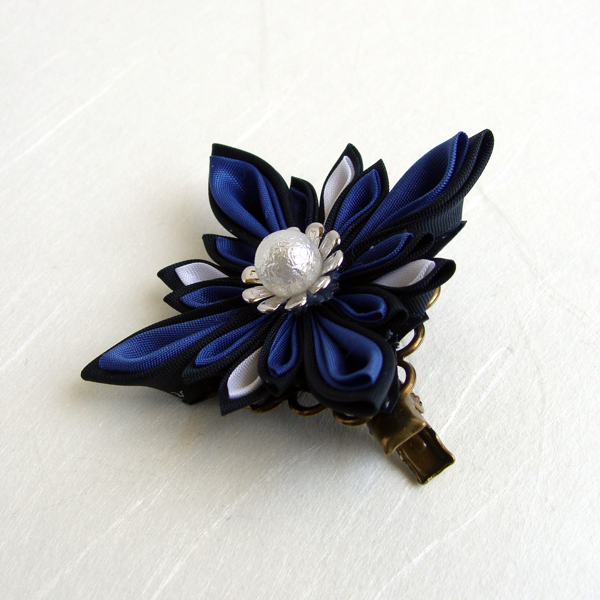 つまみ細工 青 白 黒 デザイン花のヘアクリップ 髪留め Iichi ハンドメイド クラフト作品 手仕事品の通販