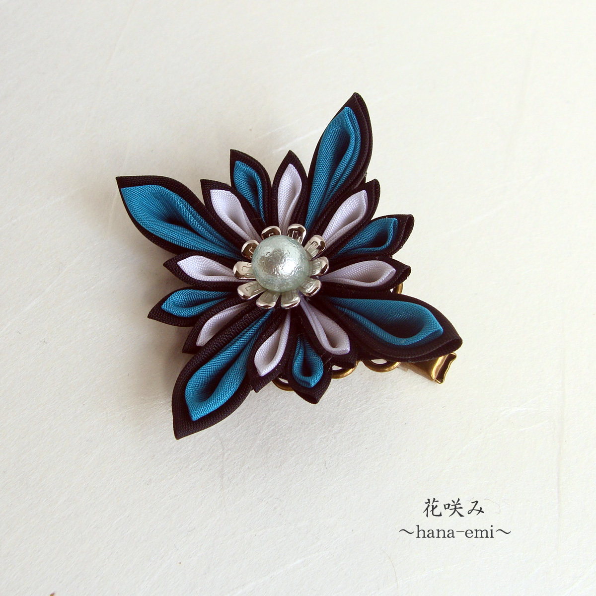 つまみ細工 ターコイズグリーン 白 黒 デザイン花のヘアクリップ 髪留め Iichi ハンドメイド クラフト作品 手仕事品の通販
