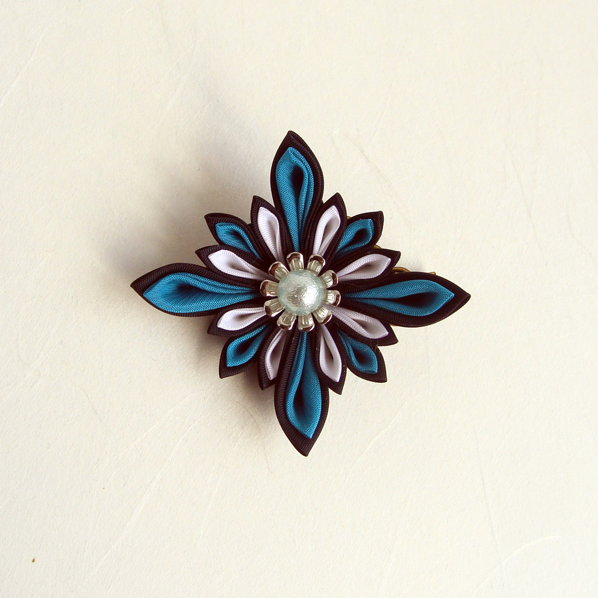 つまみ細工 ターコイズグリーン 白 黒 デザイン花のヘアクリップ 髪留め Iichi ハンドメイド クラフト作品 手仕事品の通販