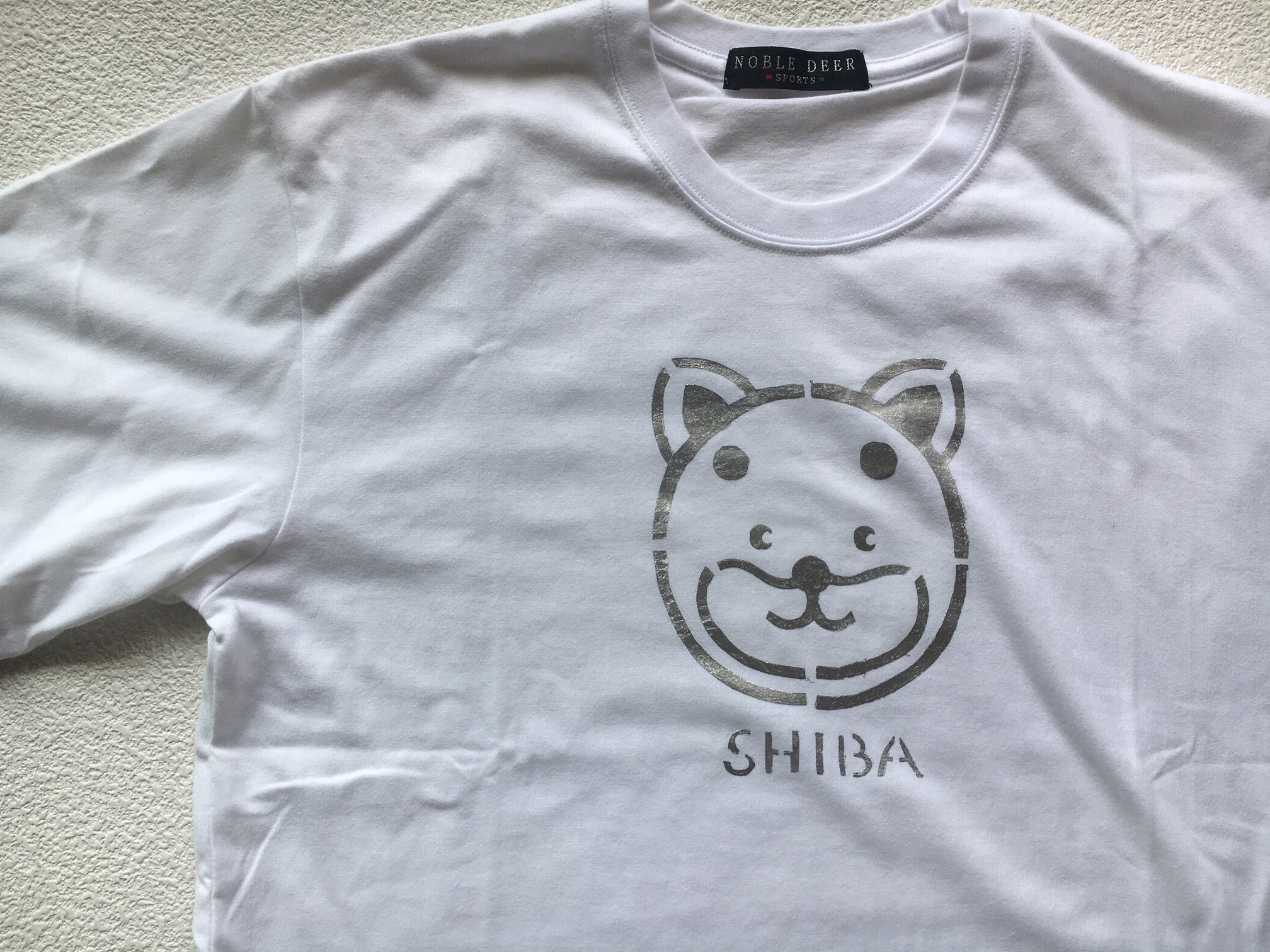 柴犬のかわいいイラストtシャツ 銀彩フィルム加工です Iichi ハンドメイド クラフト作品 手仕事品の通販