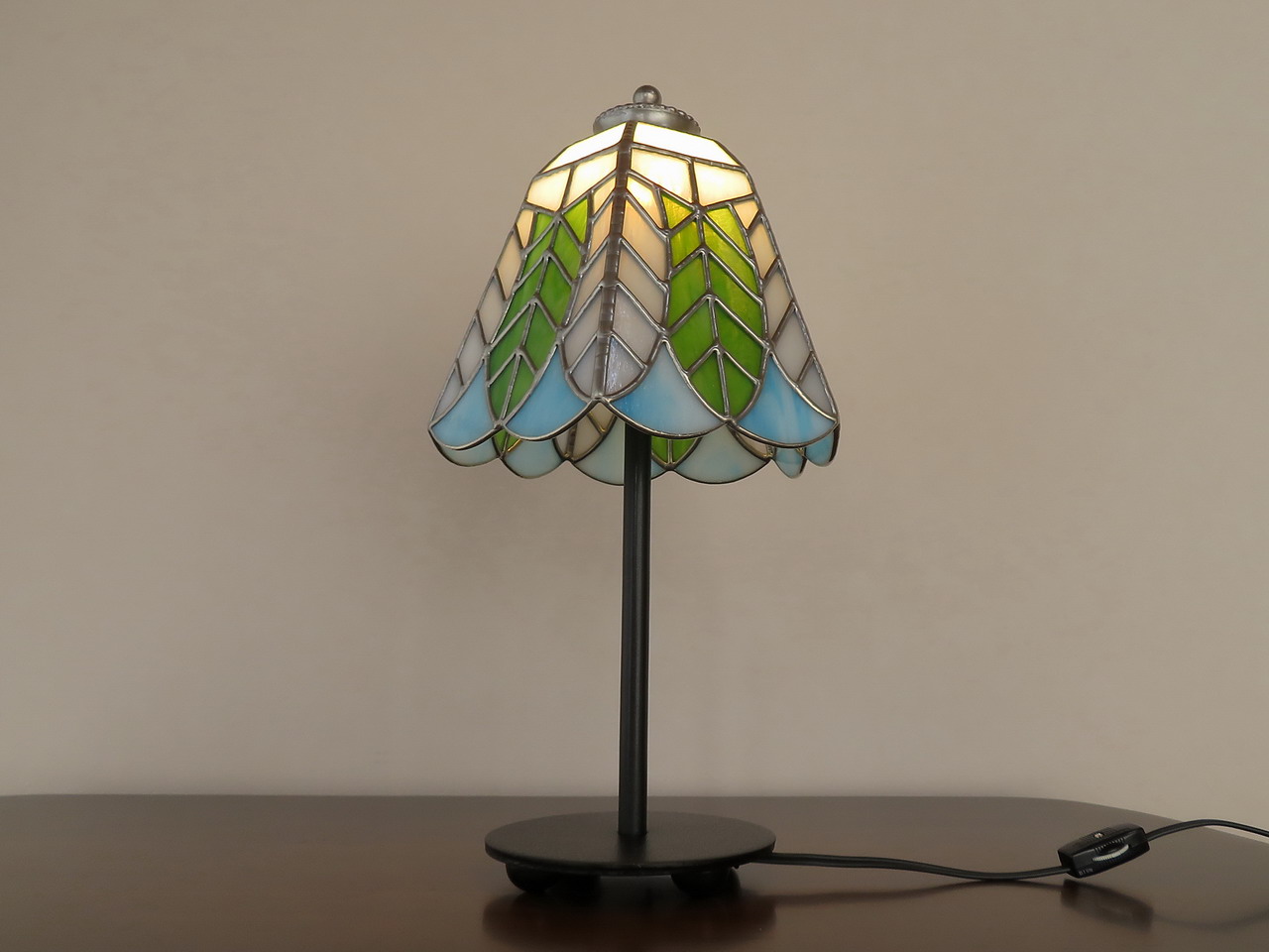 リーフ（葉っぱの模様A）ステンドグラスランプ（テーブルランプ）・ガラス照明 Lサイズ | iichi ハンドメイド・クラフト作品・手仕事品の通販