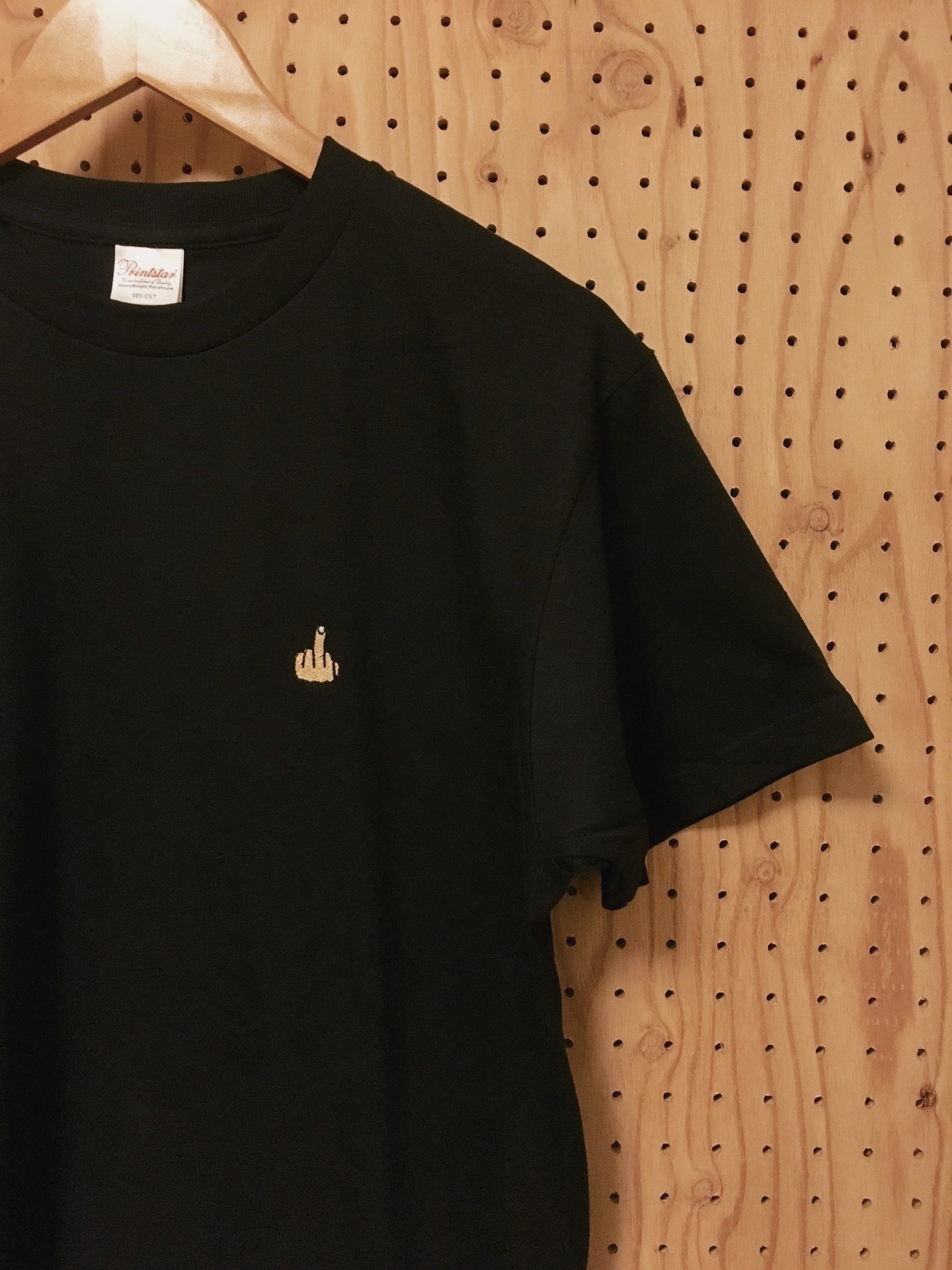 中指ワンポイント刺繍tシャツ Iichi ハンドメイド クラフト作品 手仕事品の通販
