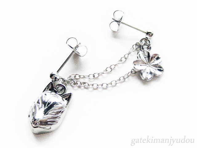 狐面と桜の２ホール用ピアス 片方or両方フープイヤリング等交換無料 Iichi ハンドメイド クラフト作品 手仕事品の通販