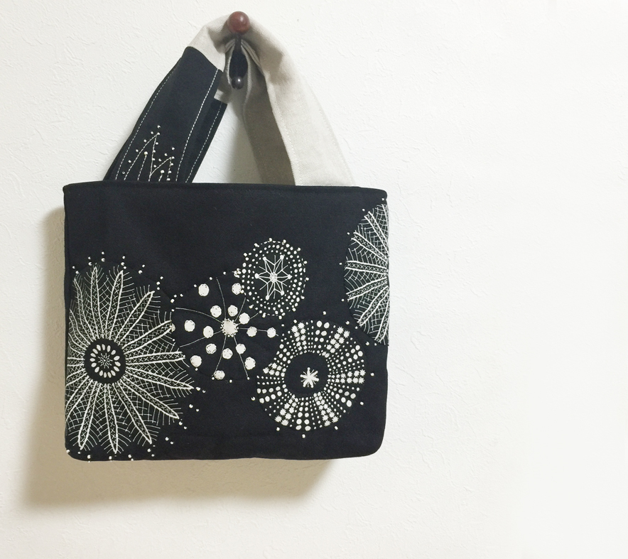 涼し気な幾何学円模様の黒いかばん 送料無料 Iichi ハンドメイド クラフト作品 手仕事品の通販