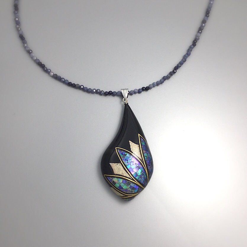 蒔絵と螺鈿の黒漆ペンダント iichi ハンドメイド・クラフト作品・手仕事品の通販 蒔絵と螺鈿の黒漆ペンダント iichi ハンドメイド・クラフト作品・手仕事品の通販