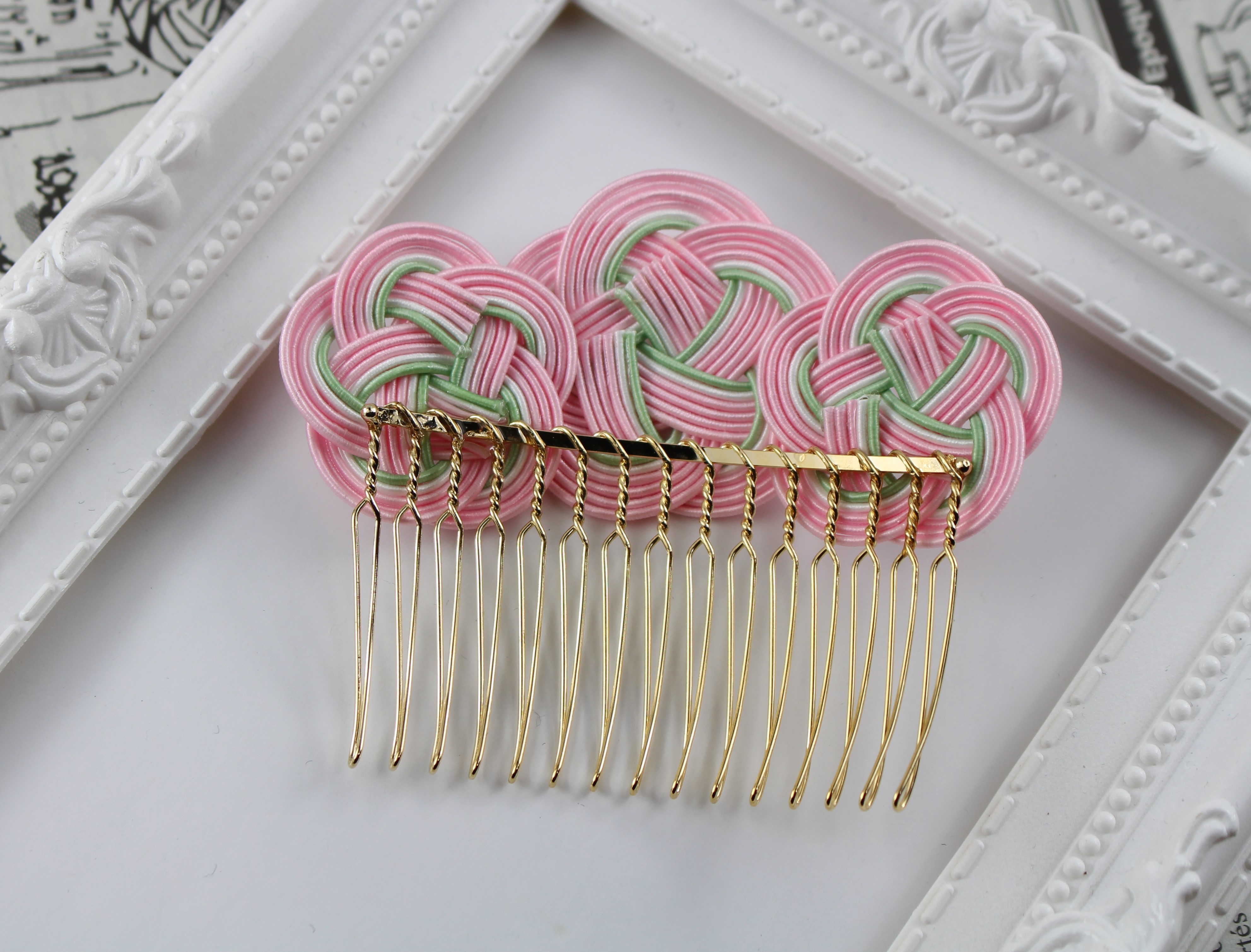 梅のコーム 桜 白 緑 髪飾り 水引 着物 浴衣 和 正月 成人式 和装 入学式 卒業式 シンプル 753 Iichi ハンドメイド クラフト作品 手仕事品の通販