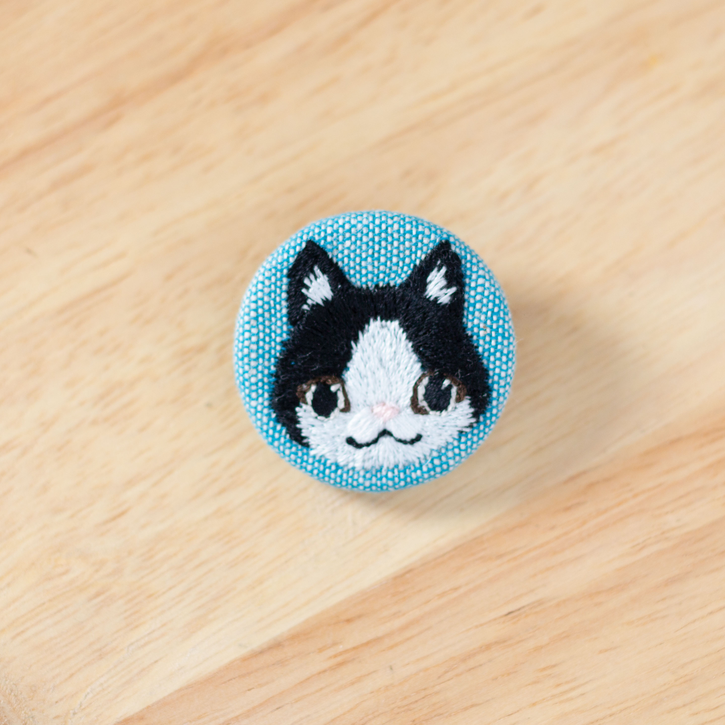 ネコの刺繍くるみブローチ 青 Iichi ハンドメイド クラフト作品 手仕事品の通販