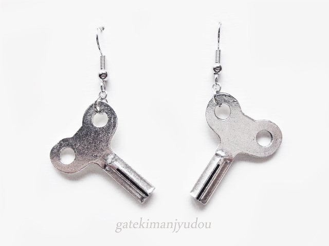 ぜんまいネジのフックピアス イヤリング等変更可 Iichi ハンドメイド クラフト作品 手仕事品の通販