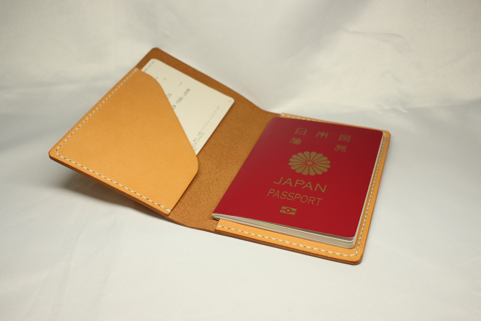 ヌメ革 手縫いのパスポートケース オレンジ色 Iichi ハンドメイド クラフト作品 手仕事品の通販