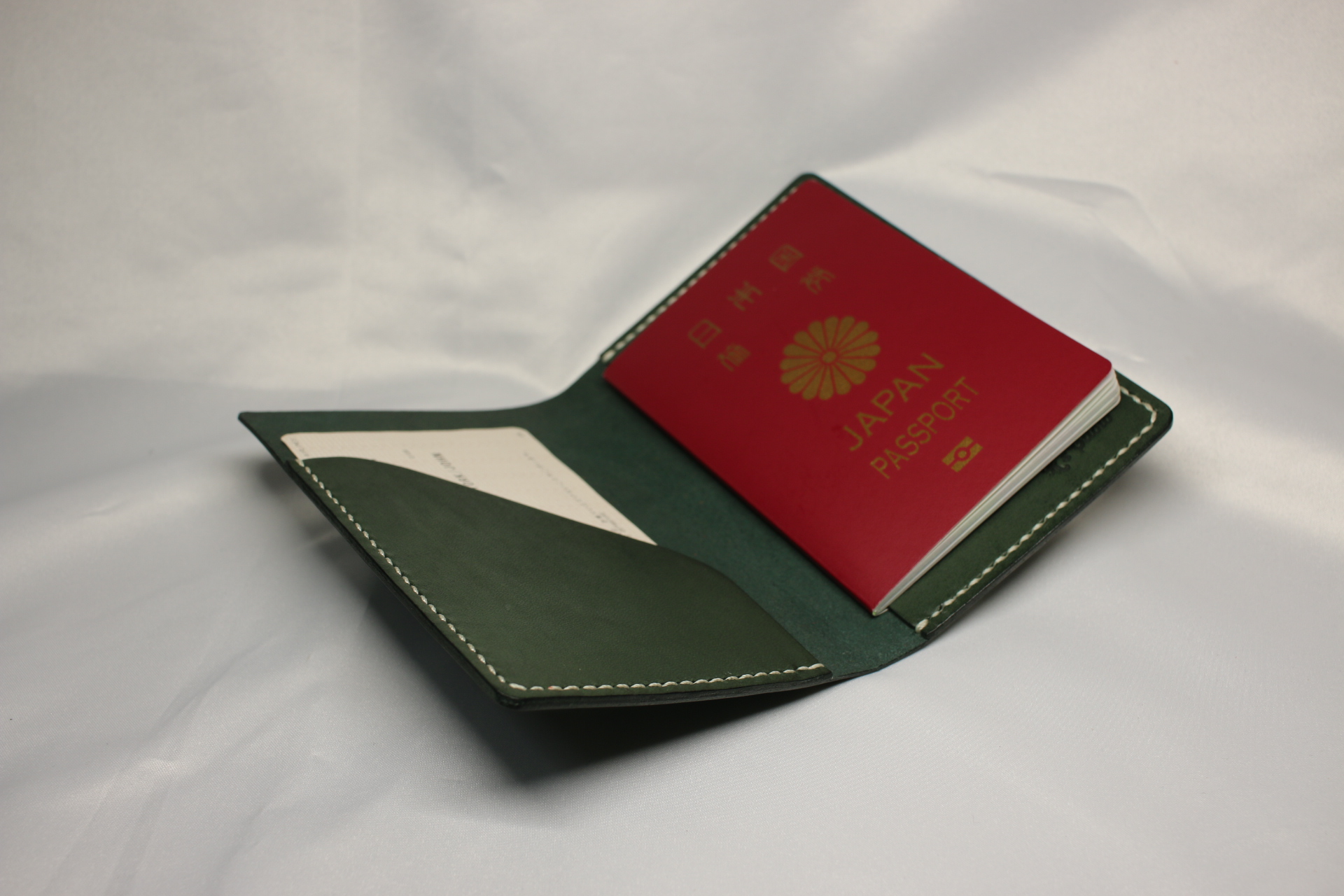 ヌメ革 手縫いのパスポートケース グリーン色 Iichi ハンドメイド クラフト作品 手仕事品の通販