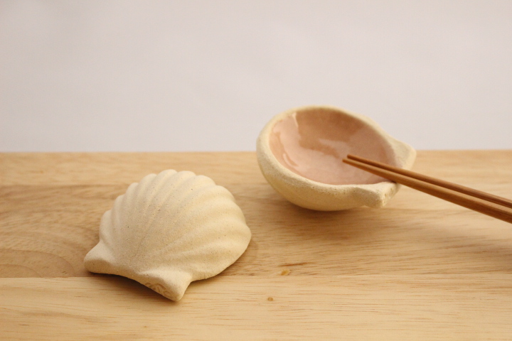 貝殻のはし置き２枚 淡いピンク色 Iichi ハンドメイド クラフト作品 手仕事品の通販