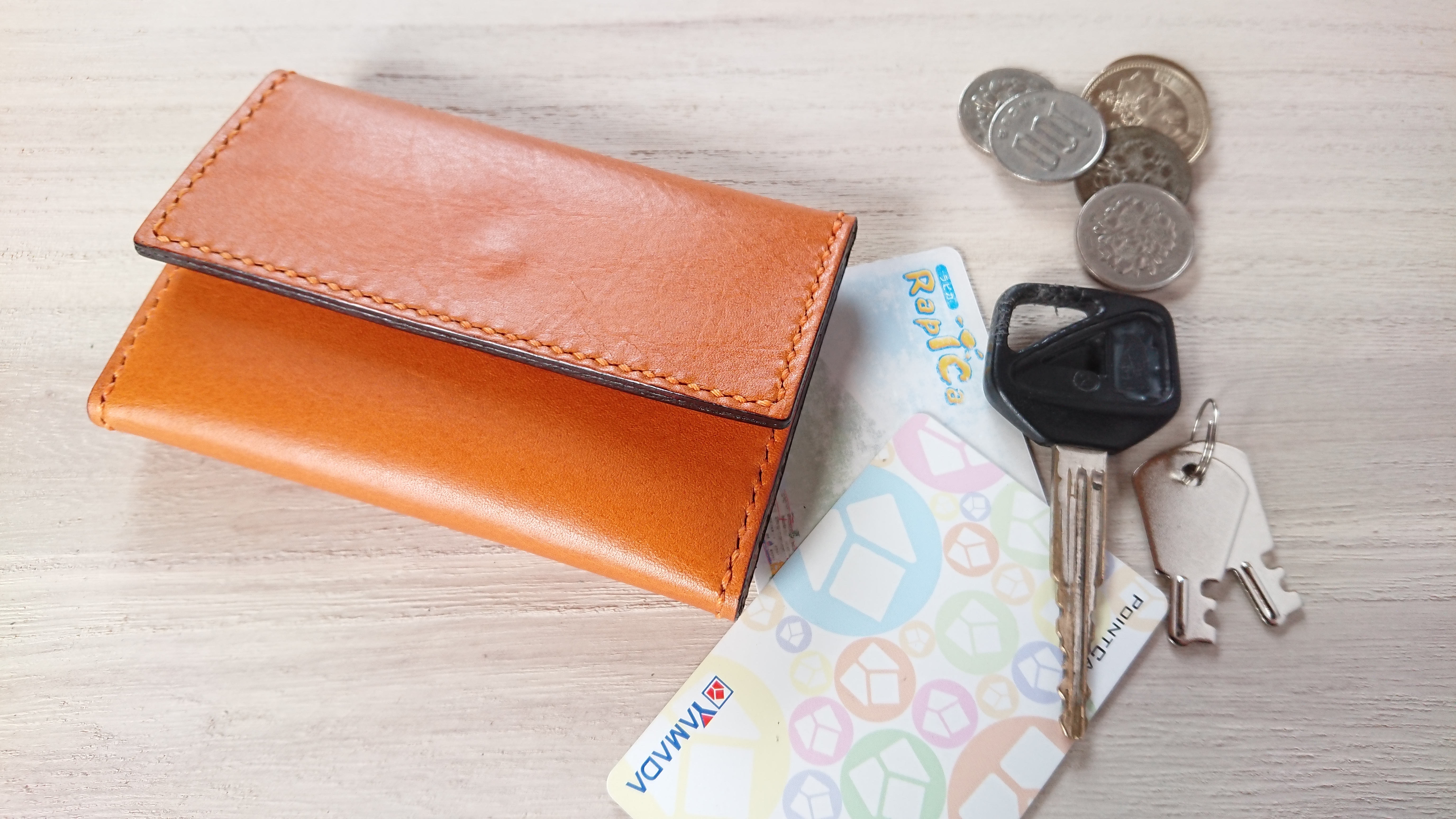 受注生産 三つ折りキーケース ファスナーコインケース カードポケット ピアノレザー キャメル ピッグスエード ベージュ Iichi ハンドメイド クラフト作品 手仕事品の通販