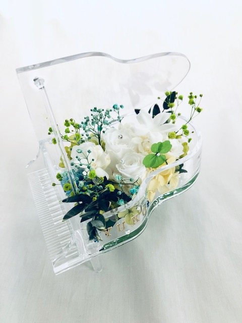 プリザーブドフラワー グランドピアノシリーズ 白い花たちのピュアな輝きに小花をそえて フラワーケース付き Iichi ハンドメイド クラフト作品 手仕事品の通販