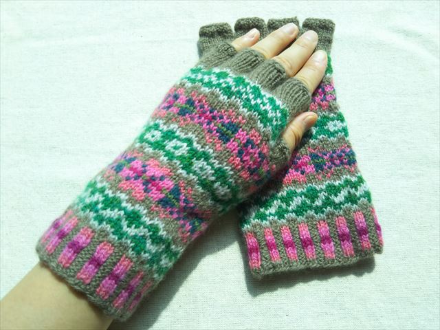 手紡ぎ毛糸の指なし手袋 薄茶とグリーンとピンク Iichi ハンドメイド クラフト作品 手仕事品の通販