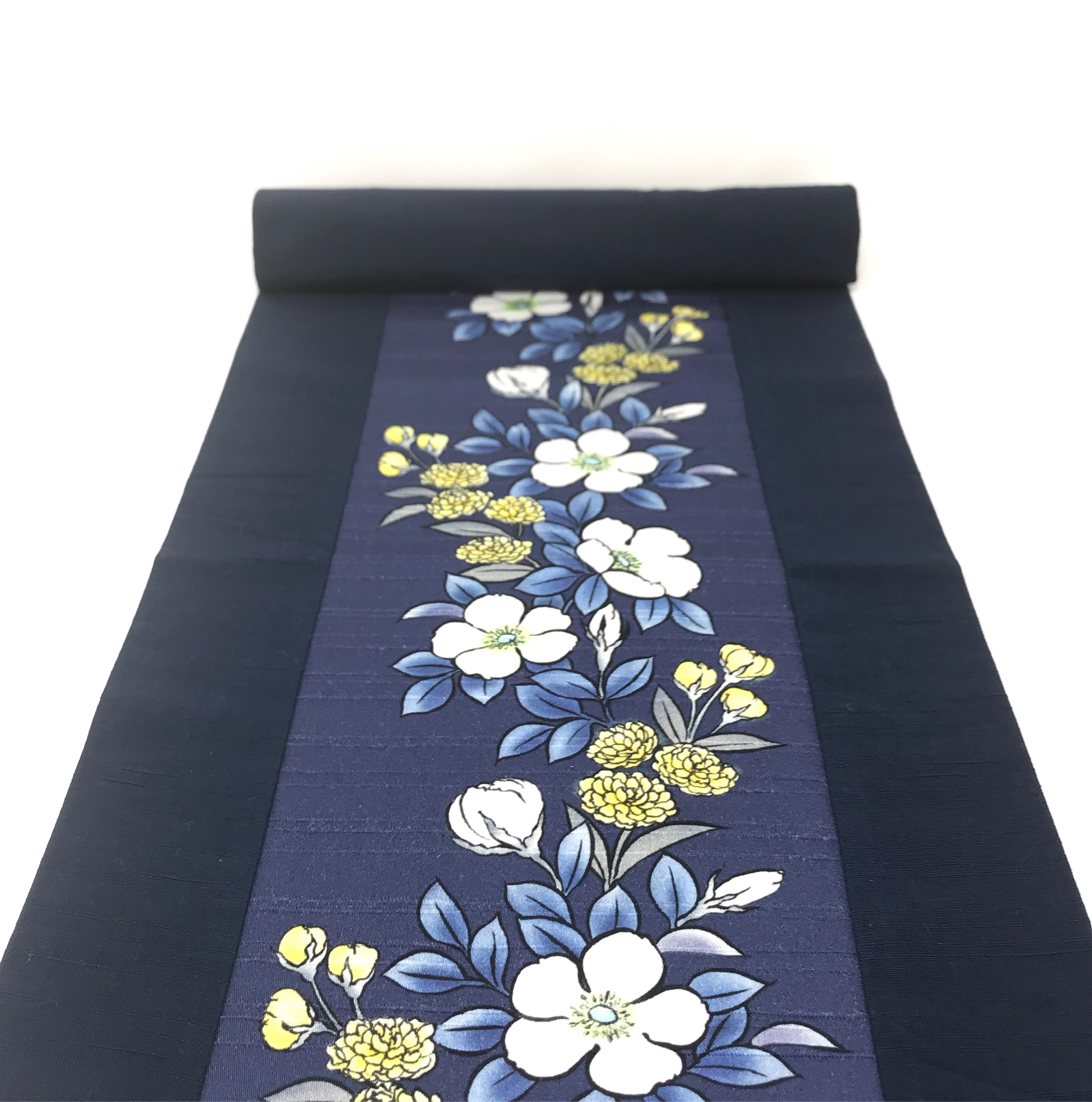 テーブルセンター70cm / 白バラとモッコウバラ*紺 iichi