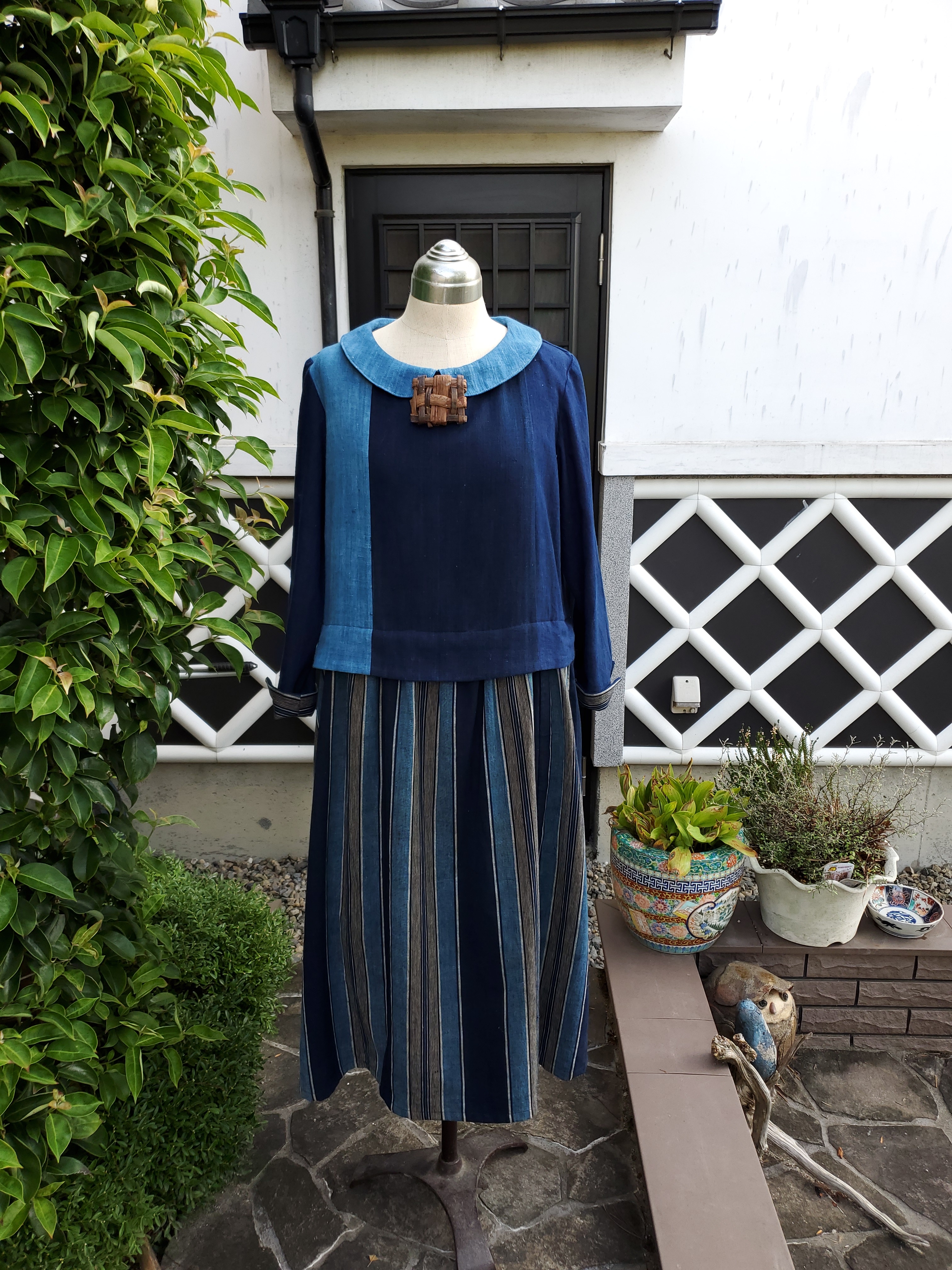 着物リメイク 古布 ハンドメイド 藍無地の濃淡と縞のワンピース Iichi ハンドメイド クラフト作品 手仕事品の通販 着物リメイク 古布 ハンドメイド 藍無地の濃淡と縞のワンピース Iichi ハンドメイド クラフト作品 手仕事品の通販