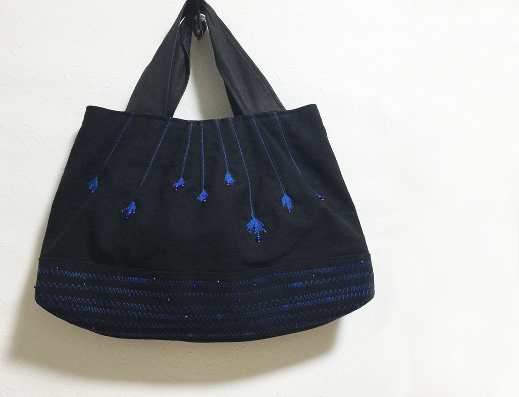 青い糸刺繍の黒いかばん Iichi ハンドメイド クラフト作品 手仕事品の通販