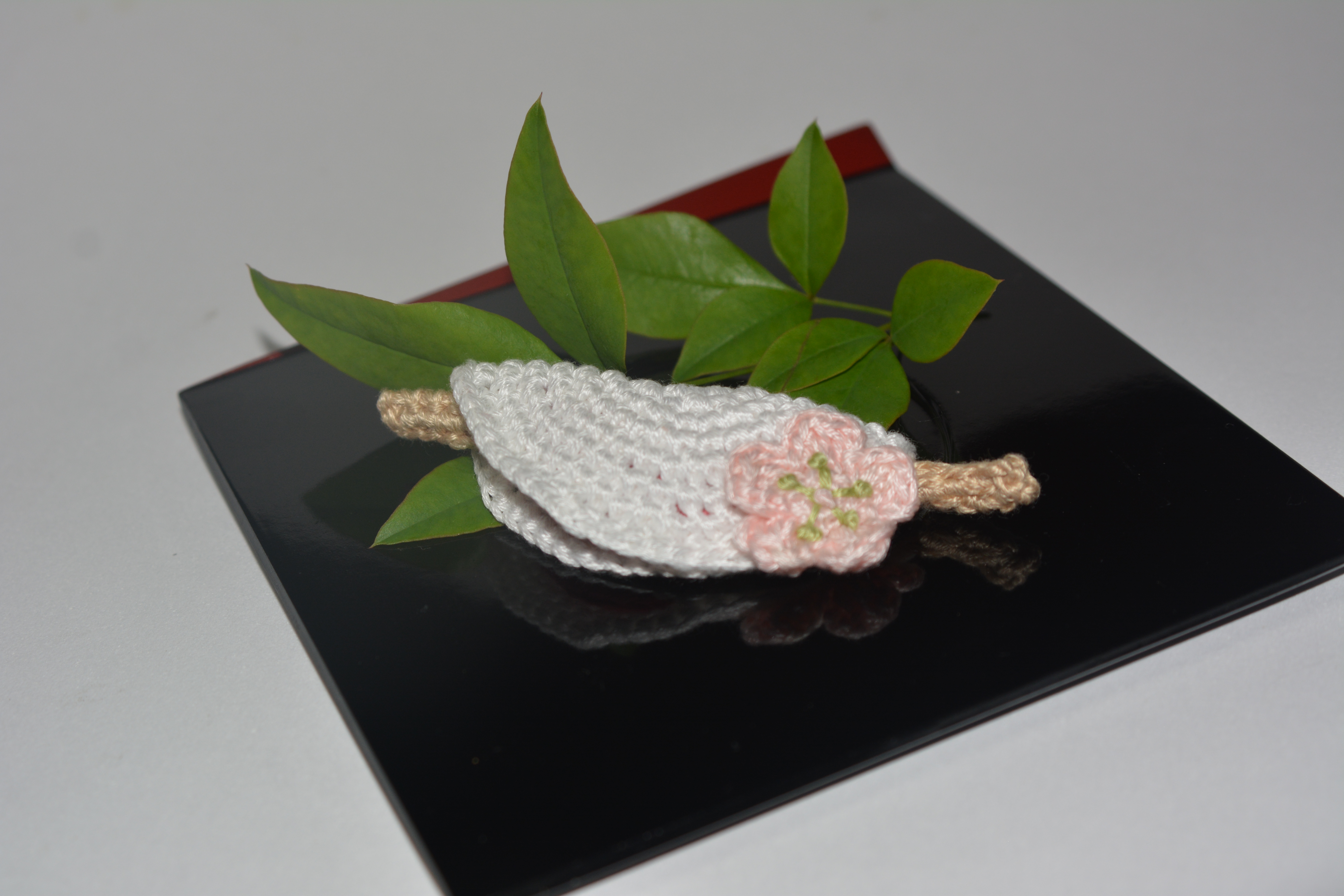 花びら餅のブローチ Iichi ハンドメイド クラフト作品 手仕事品の通販