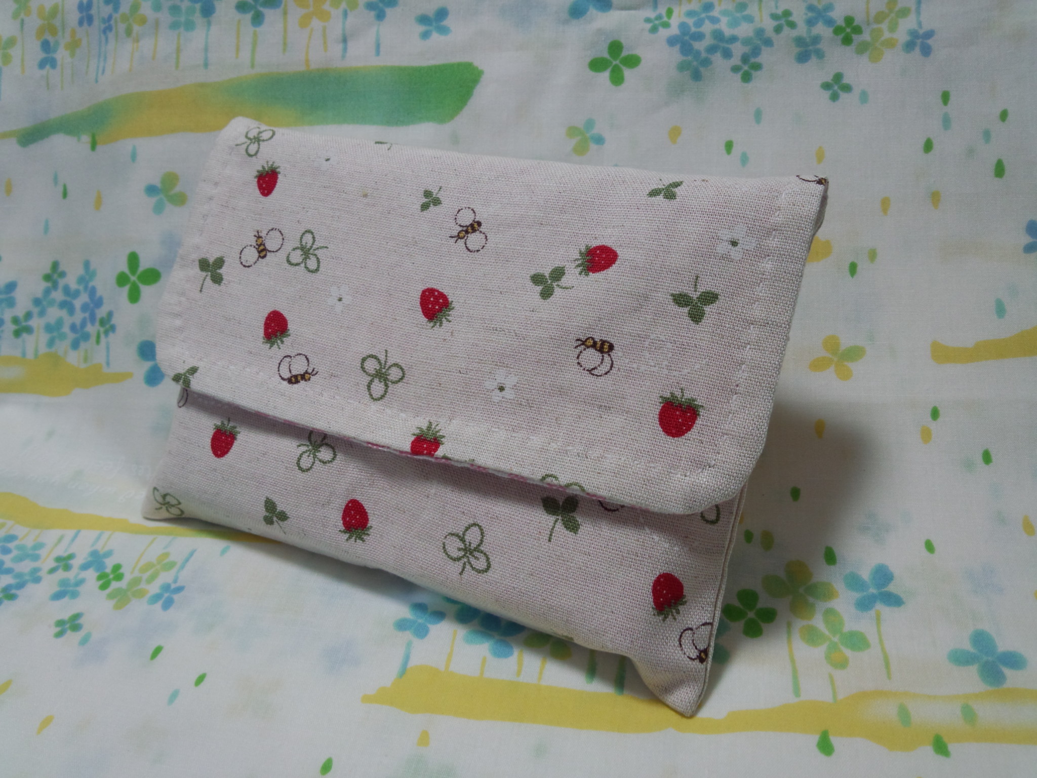 手縫い 四角い布製ポーチ13 18 苺 みつばち柄 アイボリー 真鍮スナップ 通帳 ご朱印帳 文庫 親子手帳入れ Iichi ハンドメイド クラフト作品 手仕事品の通販