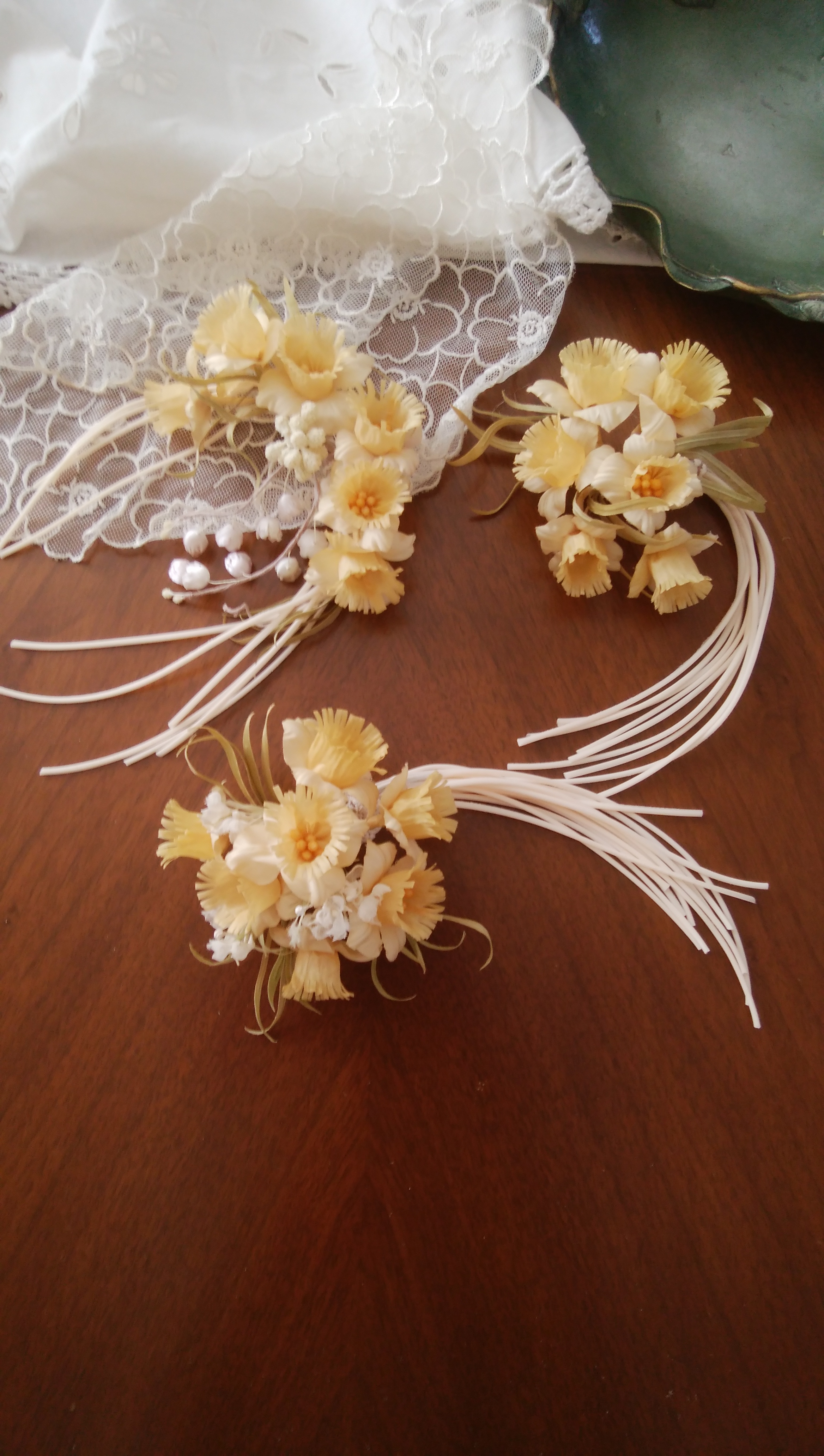 染め花 クリーム色の童話の花と小花のコサージュ 布花 Iichi ハンドメイド クラフト作品 手仕事品の通販