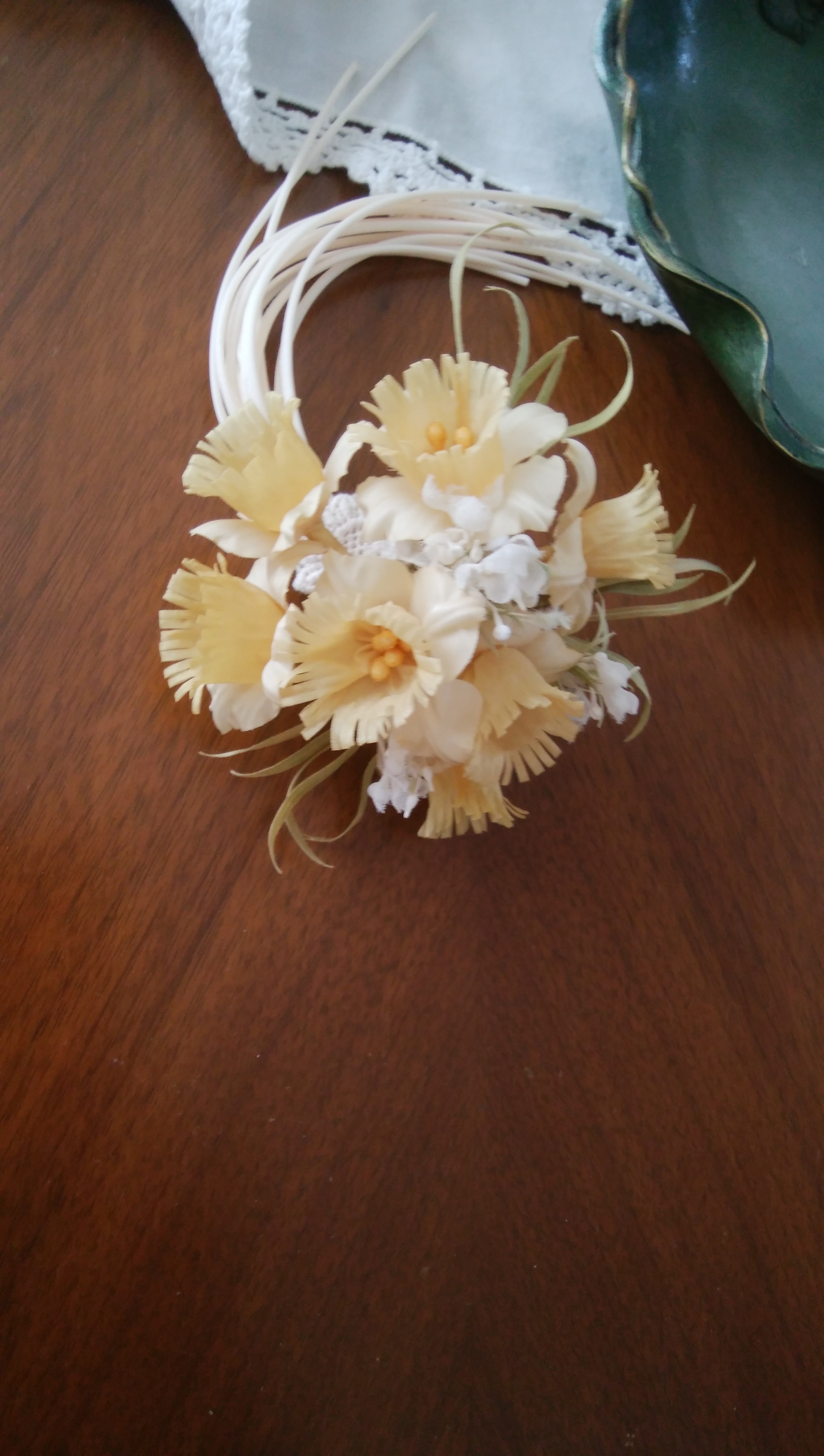 染め花 クリーム色の童話の花と小花のコサージュ 布花 Iichi ハンドメイド クラフト作品 手仕事品の通販