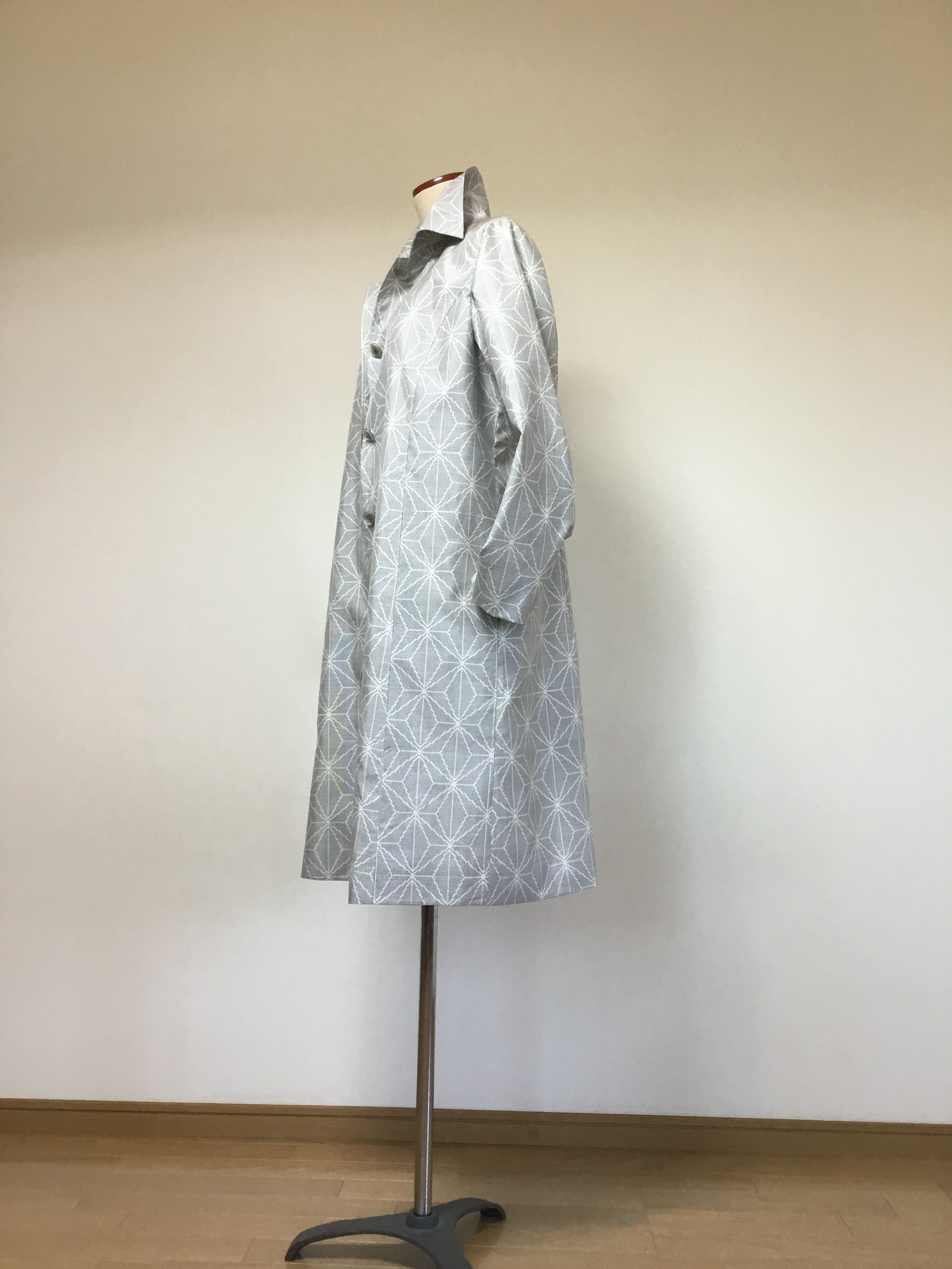 白大島紬のコート 着物リメイク | iichi ハンドメイド・クラフト作品・手仕事品の通販
