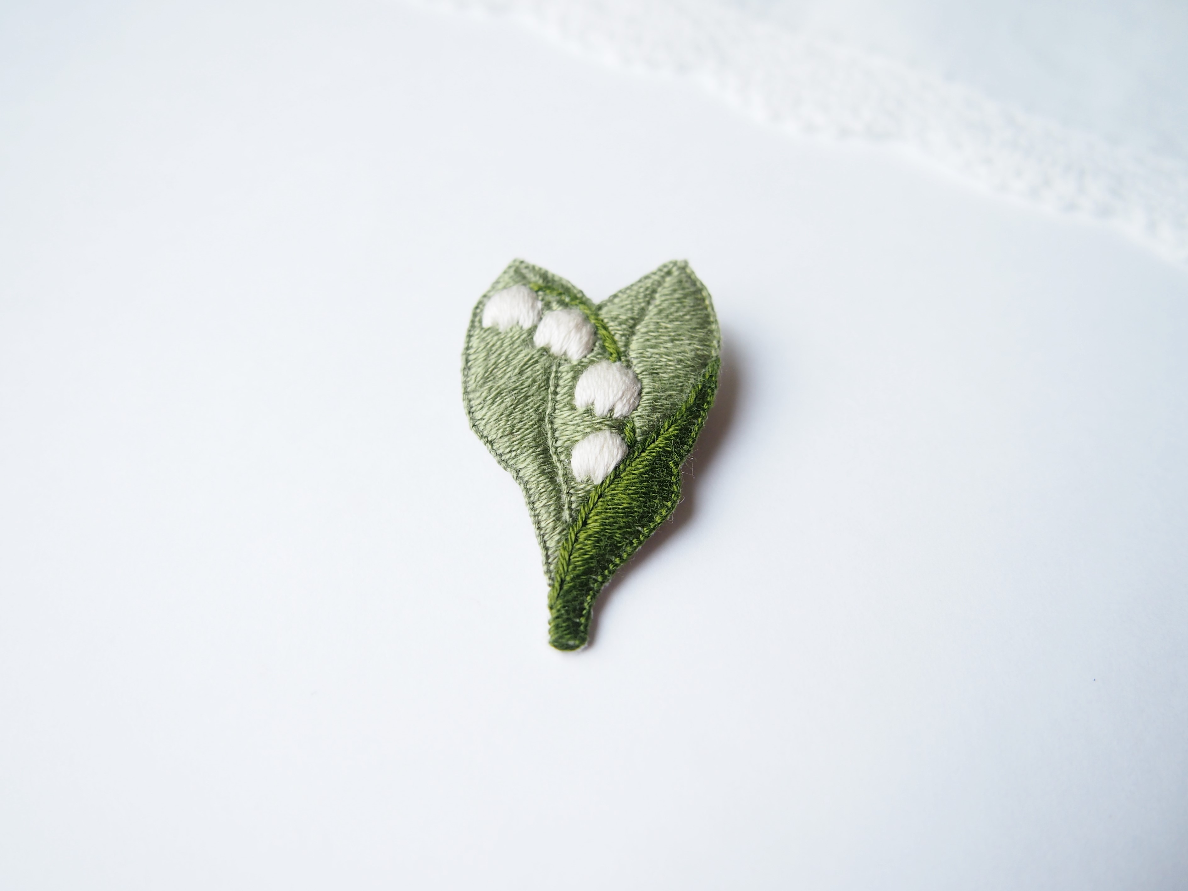 受注制作 スズランの刺繍ブローチ Iichi ハンドメイド クラフト作品 手仕事品の通販 受注制作 スズランの刺繍ブローチ Iichi ハンドメイド クラフト作品 手仕事品の通販