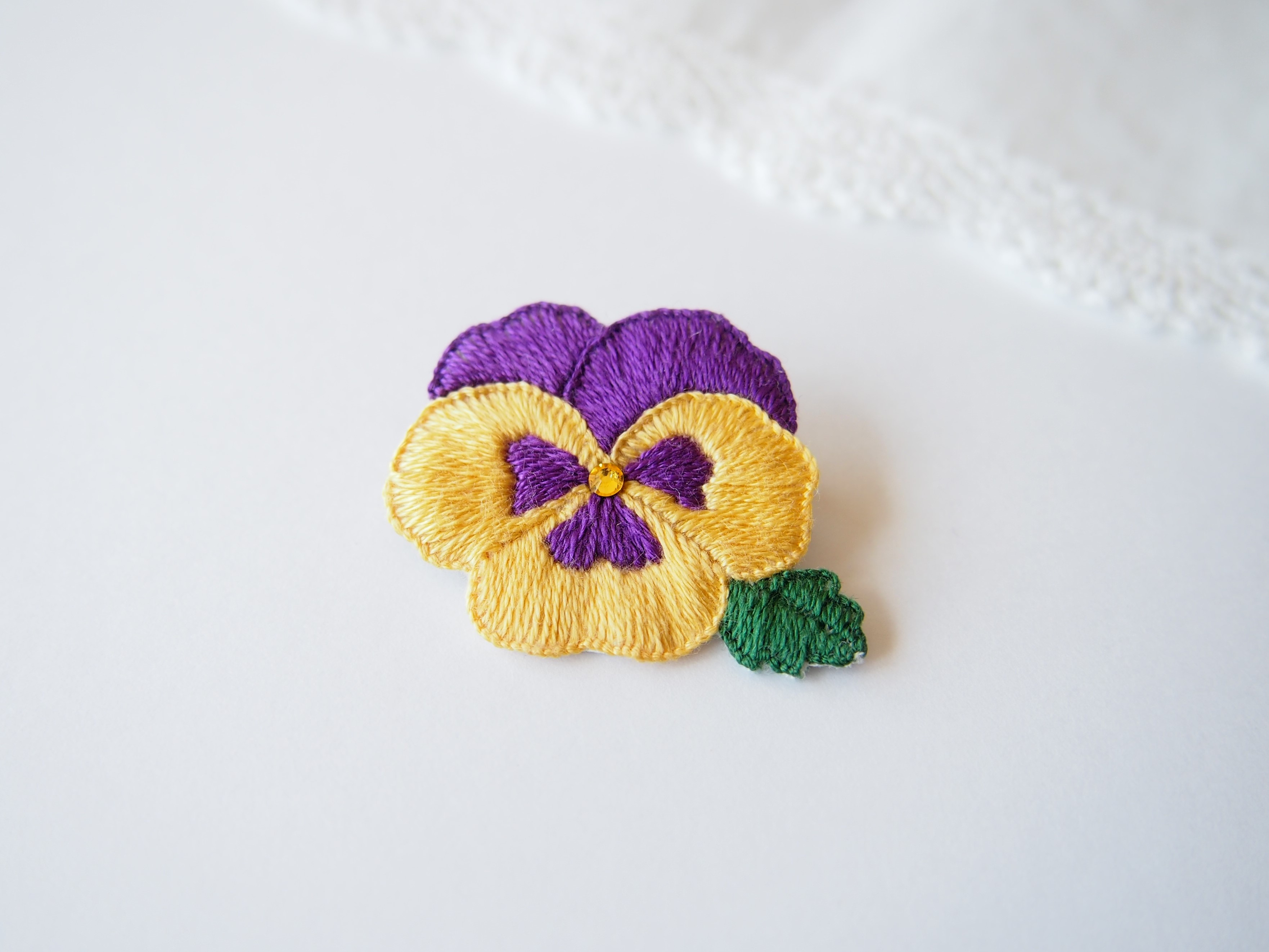 受注制作 パンジーの刺繍ブローチ 黄色 紫 Iichi ハンドメイド クラフト作品 手仕事品の通販