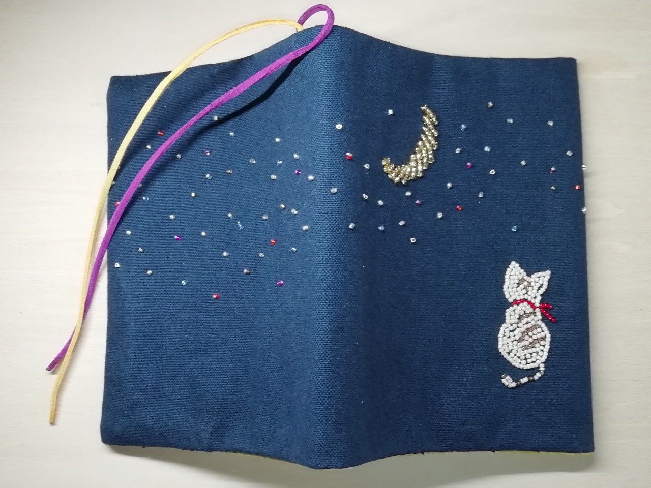 Sale ブックカバー 猫と月 ビーズ刺繍 文庫本用 Iichi ハンドメイド クラフト作品 手仕事品の通販