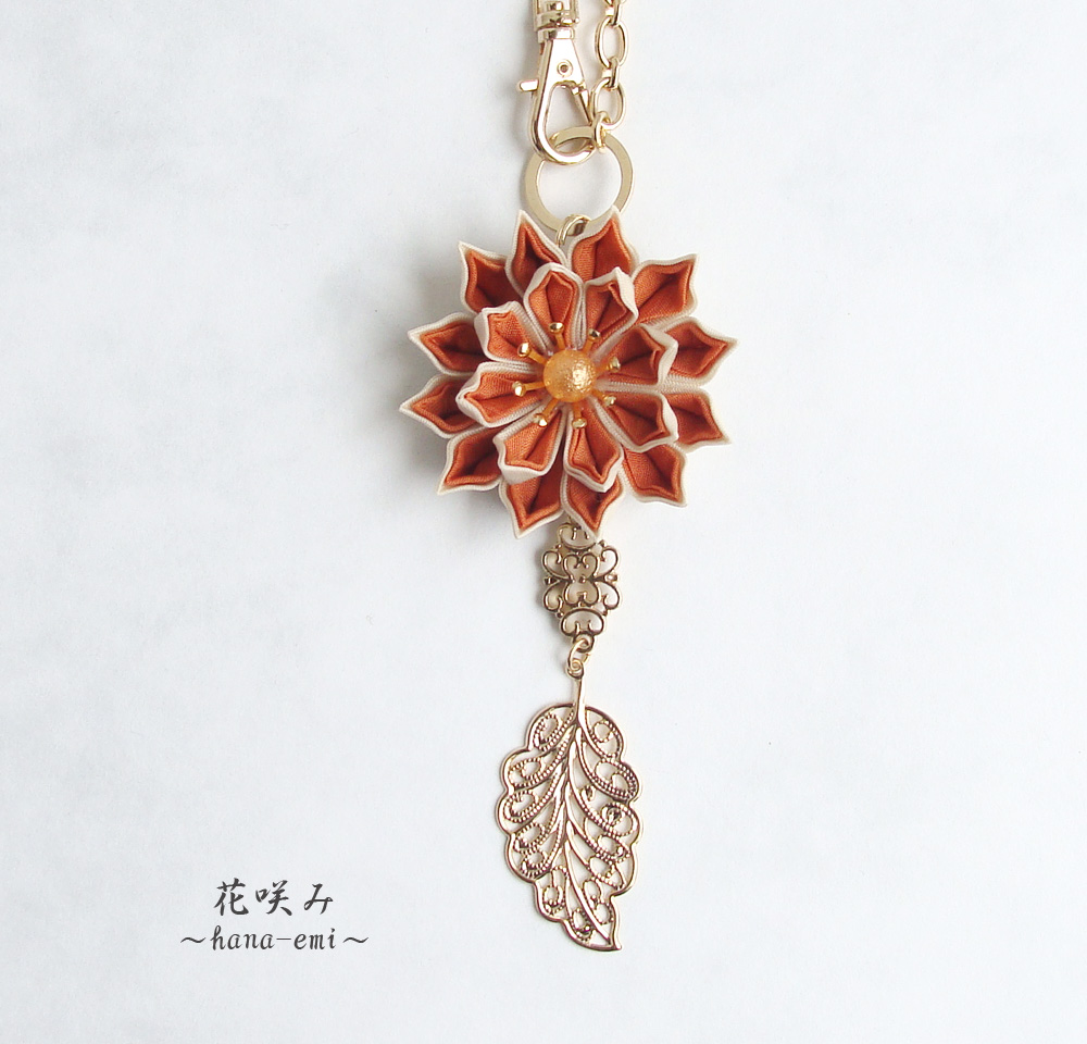 花咲み 花とリーフのバッグチャーム オレンジ つまみ細工 Iichi ハンドメイド クラフト作品 手仕事品の通販