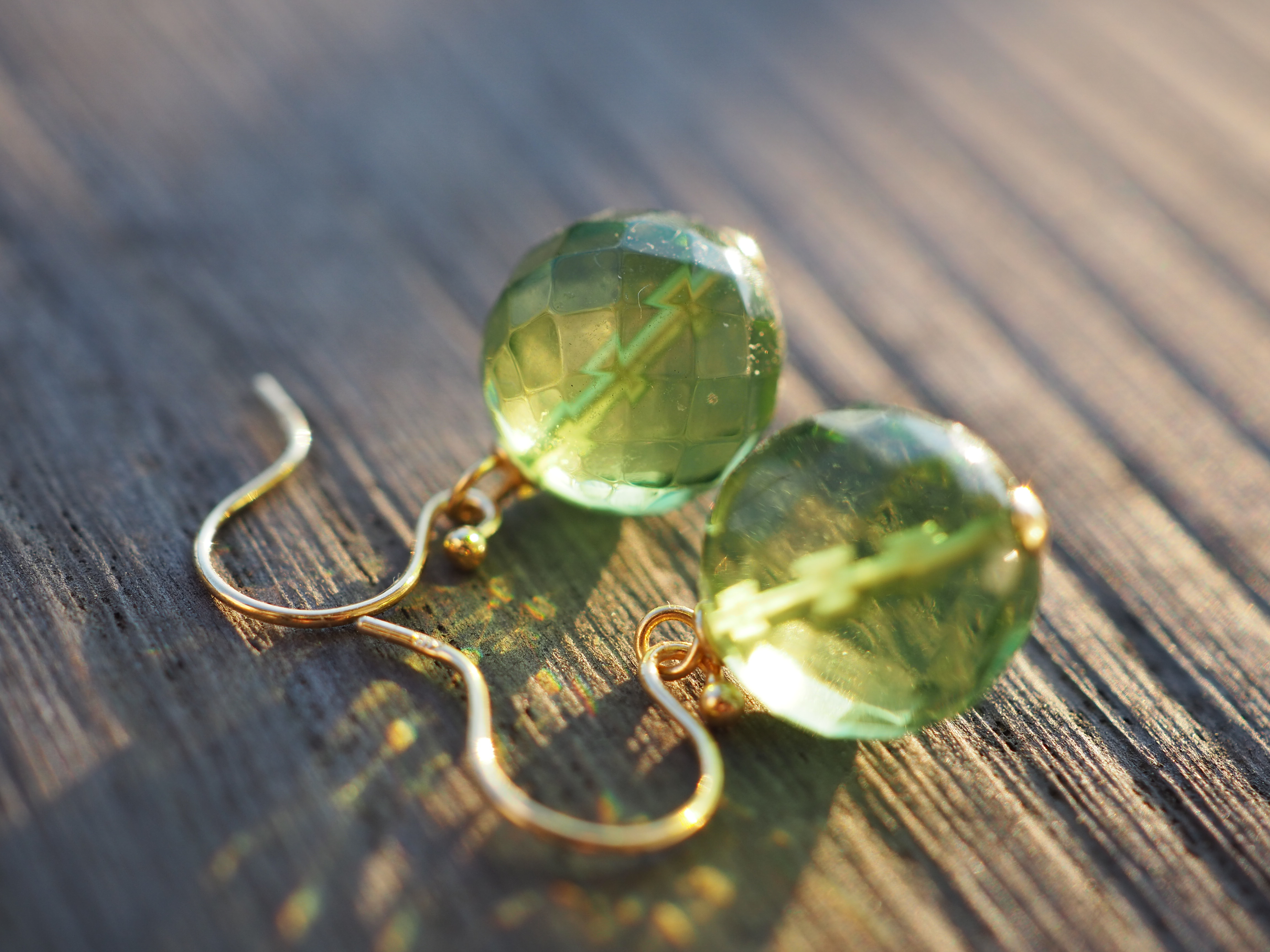 １８K・直径１０ｍｍのグリーンアンバーのピアス | iichi ハンドメイド 