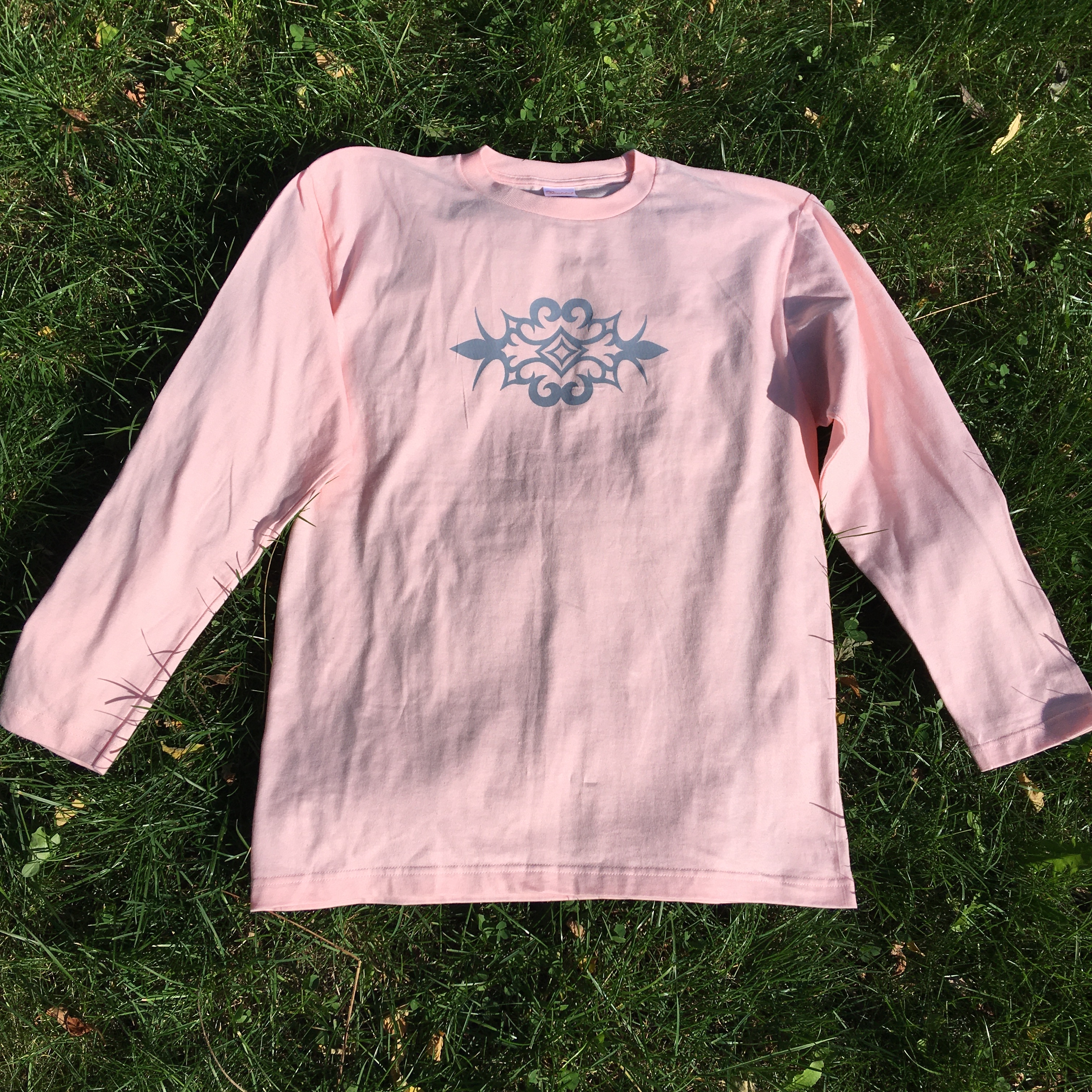アイヌデザイン メンズ 長袖 コットンtシャツ ピンク ブルーグレープリント Lサイズ Iichi ハンドメイド クラフト作品 手仕事品の通販