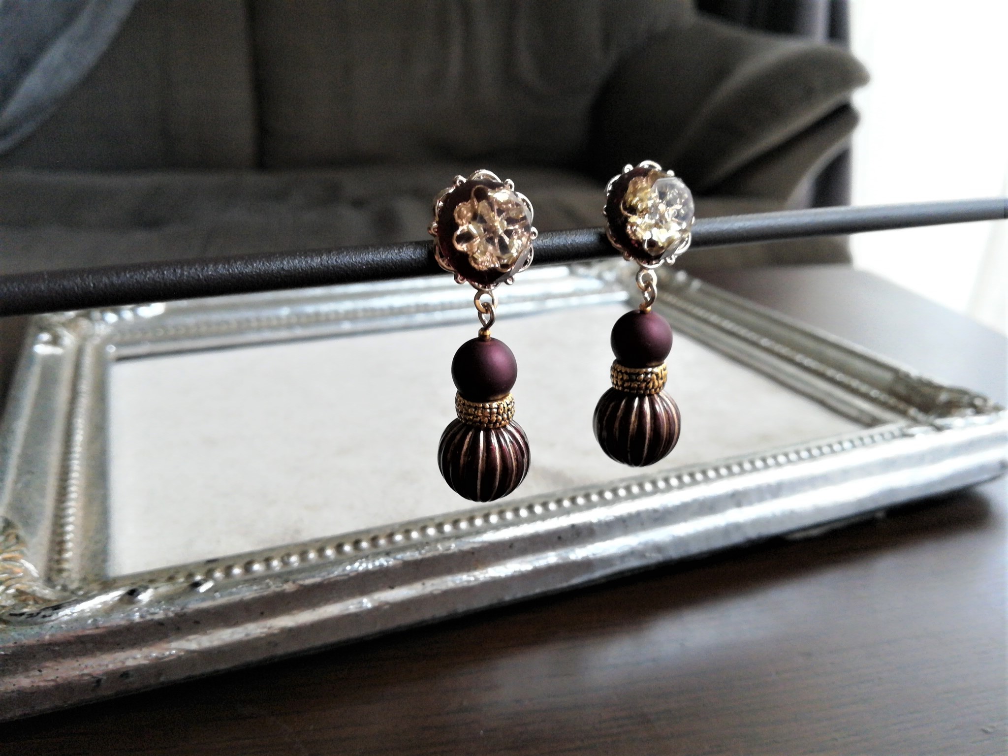 レジンカボションとボルドー色ドイツ製アクリルビーズの大人ピアス 