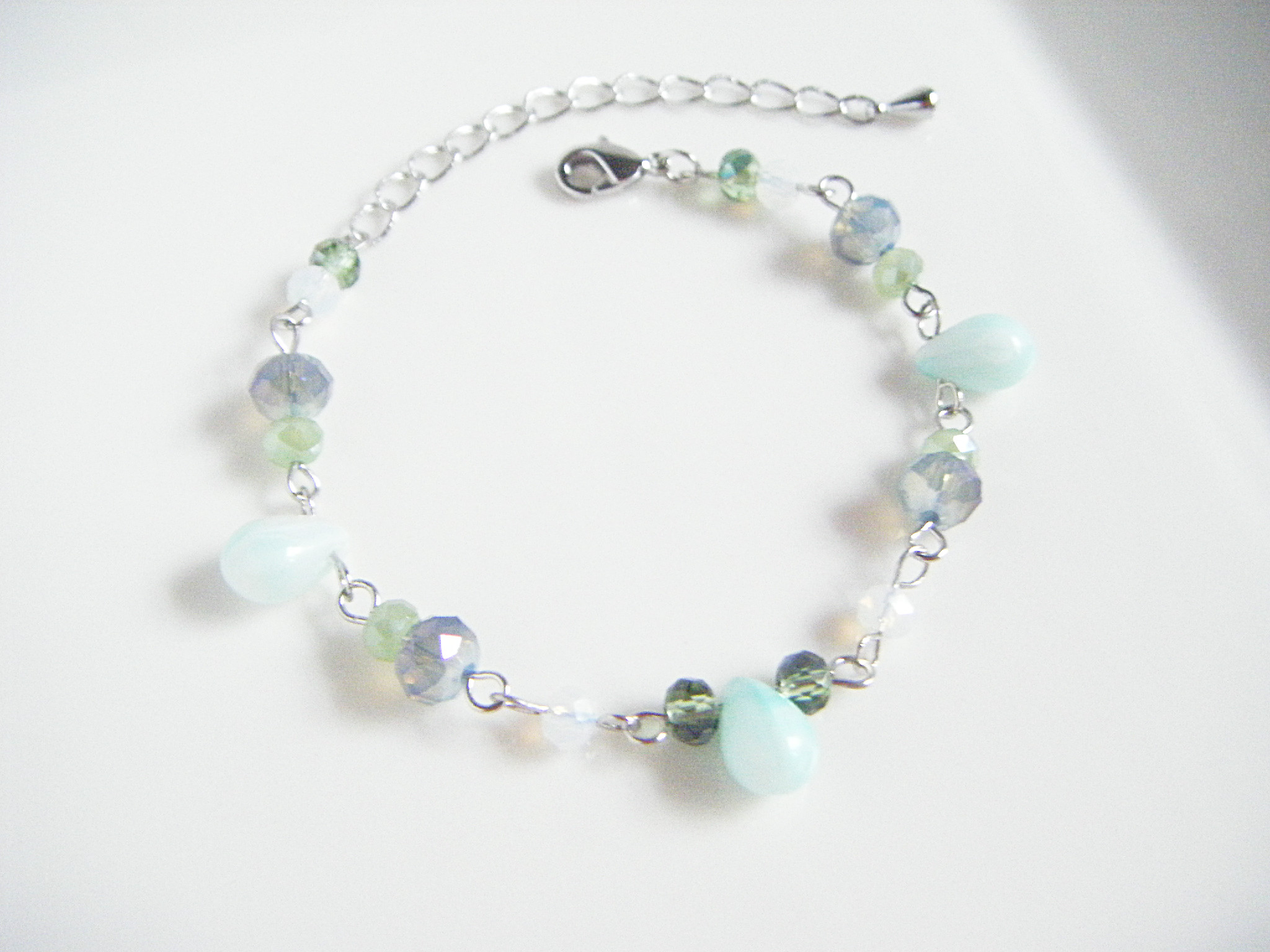 しずくとガラスビーズにミントグリーンカラーのブレスレット Iichi ハンドメイド クラフト作品 手仕事品の通販