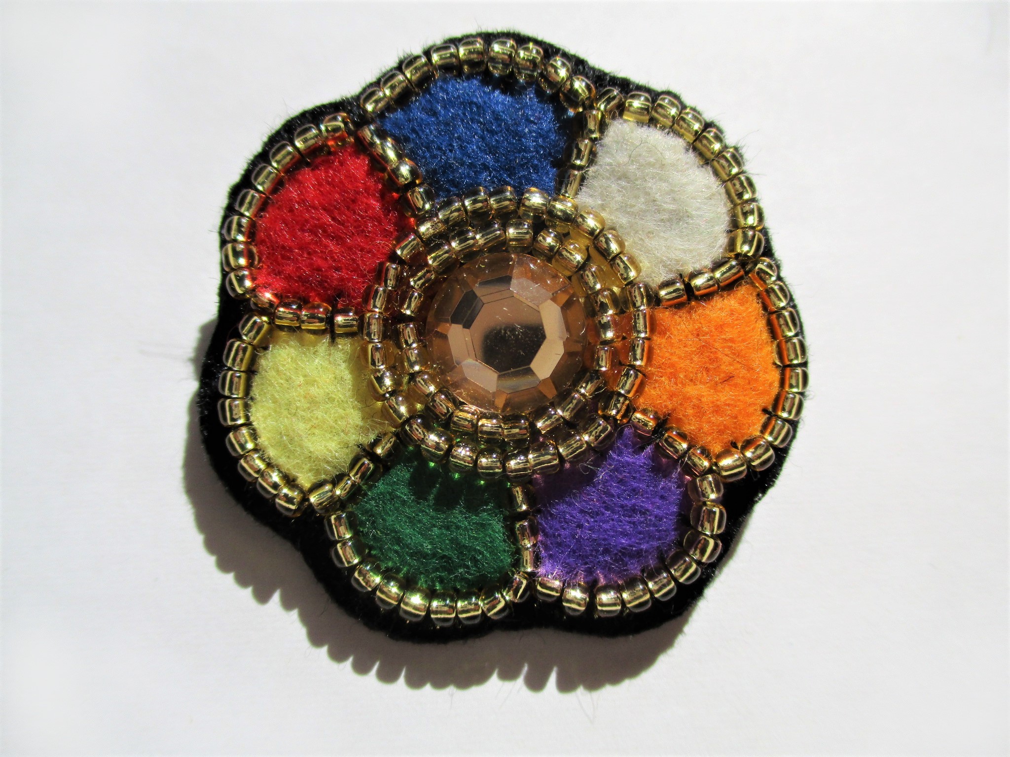 お花型フェルト ビーズのブローチ ゴールド Iichi ハンドメイド クラフト作品 手仕事品の通販