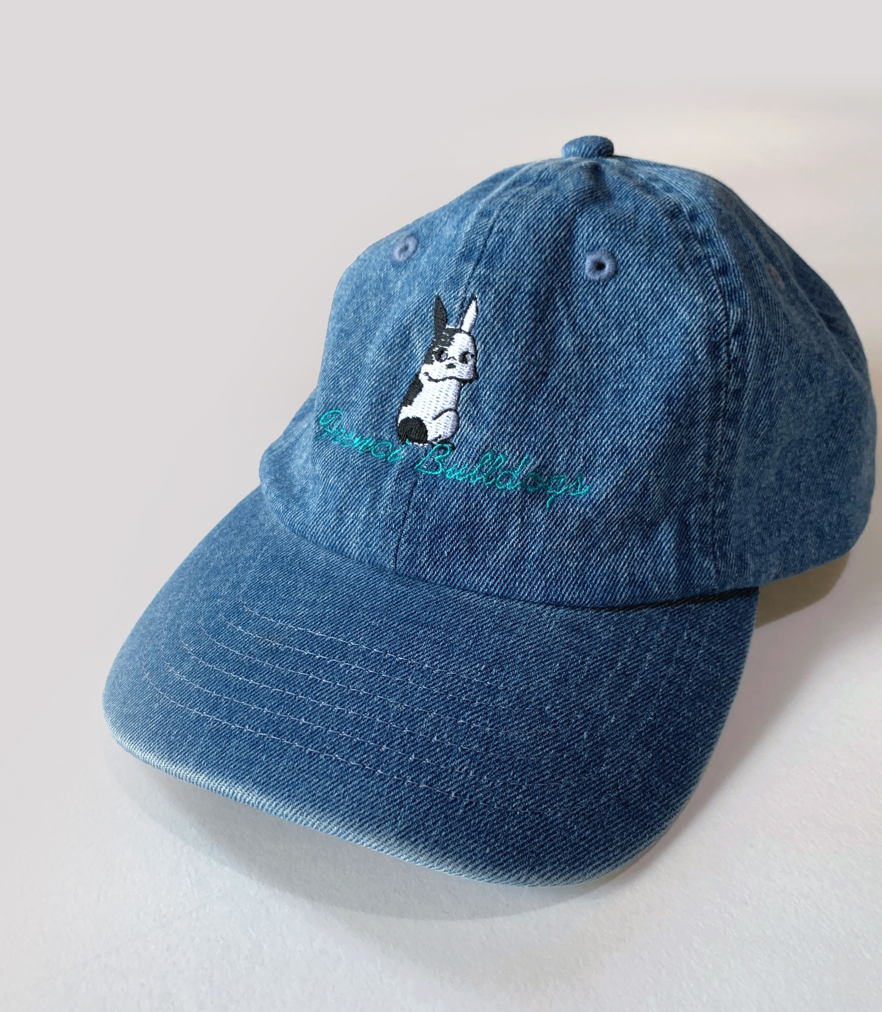 ふりむきフレブル刺繍入りデニムキャップ | iichi ハンドメイド・クラフト作品・手仕事品の通販