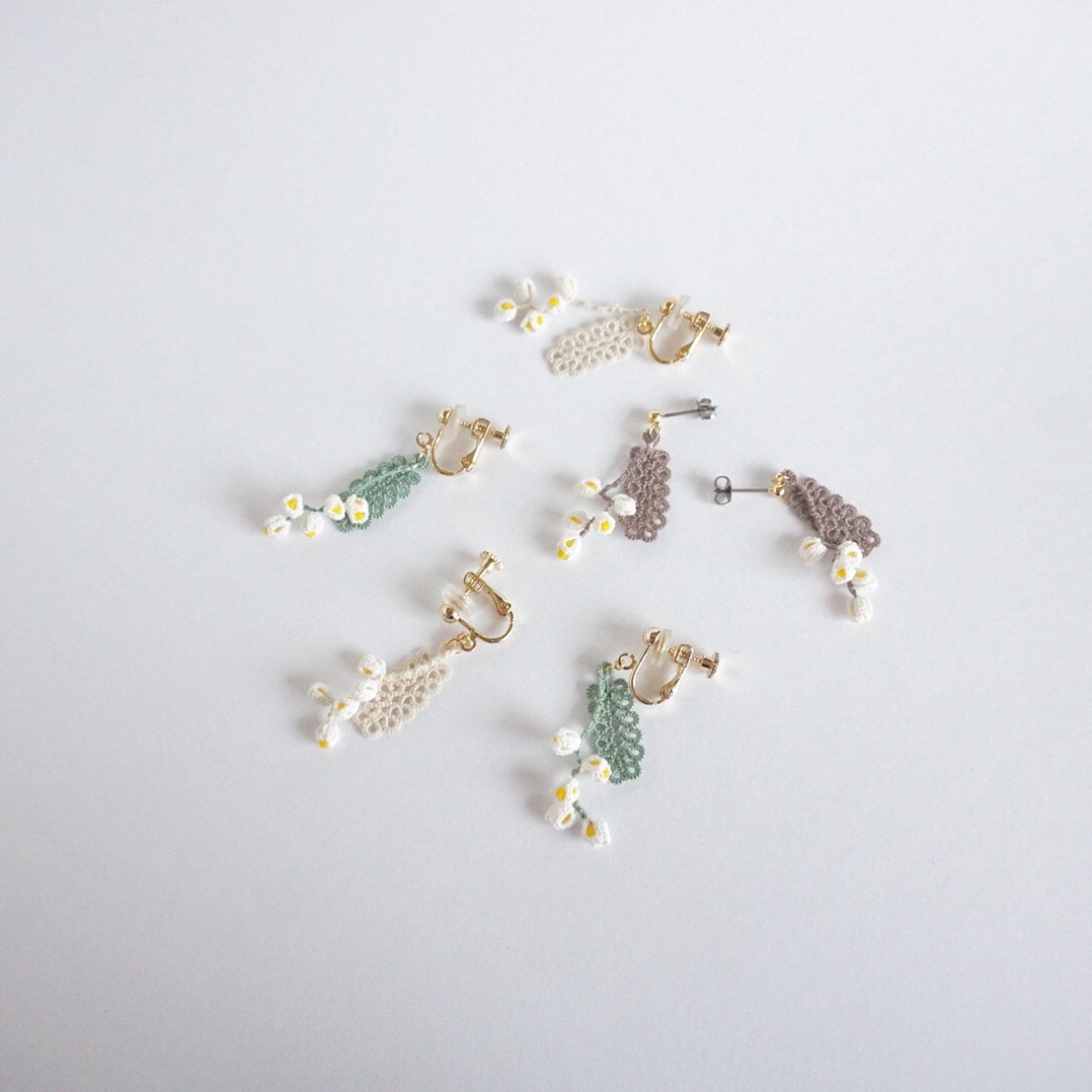 タティングレースのすずらん ピアス イヤリング ブラウン Iichi ハンドメイド クラフト作品 手仕事品の通販