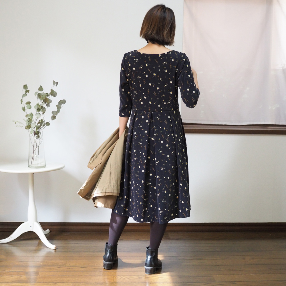 Xs Ll受注制作 アーミッシュ風シンプルワンピース ミニマーガレット柄ネイビー地 厚手生地 スウェード調素材 Iichi ハンドメイド クラフト作品 手仕事品の通販