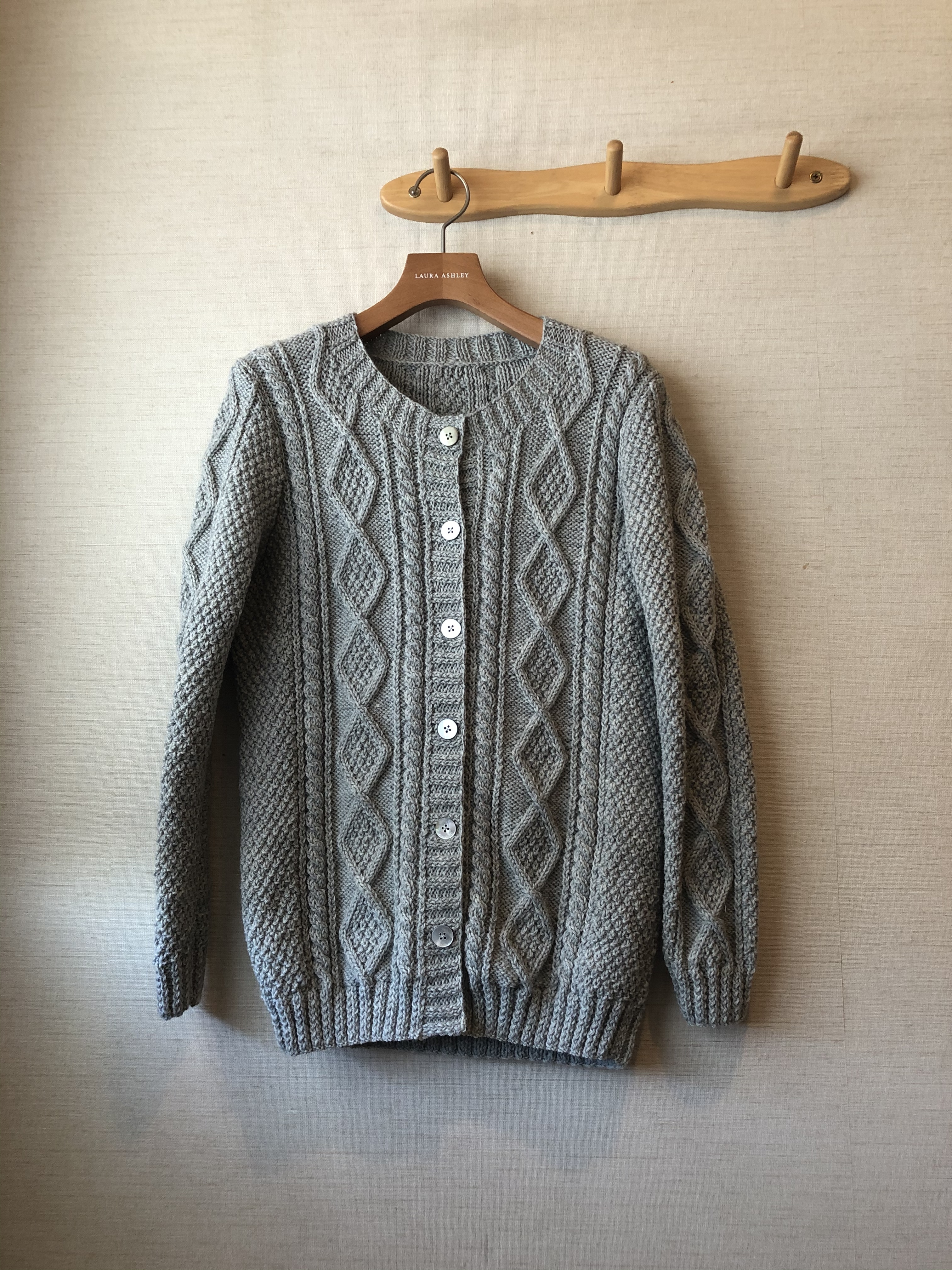 ライトグレーのアランカーディガン Iichi ハンドメイド クラフト作品 手仕事品の通販