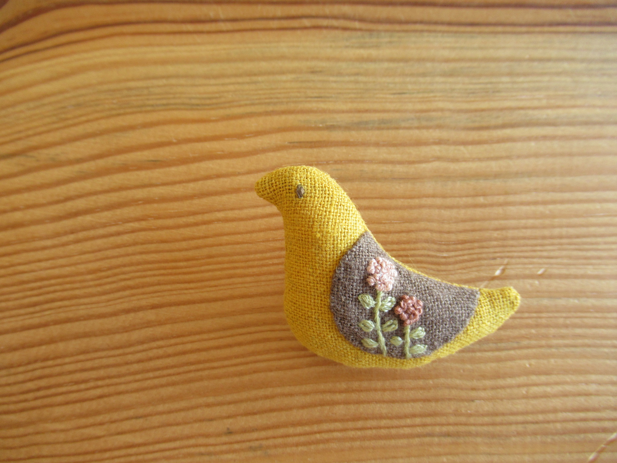 小鳥のブローチ マスタード セピアの翼 1 Iichi ハンドメイド クラフト作品 手仕事品の通販