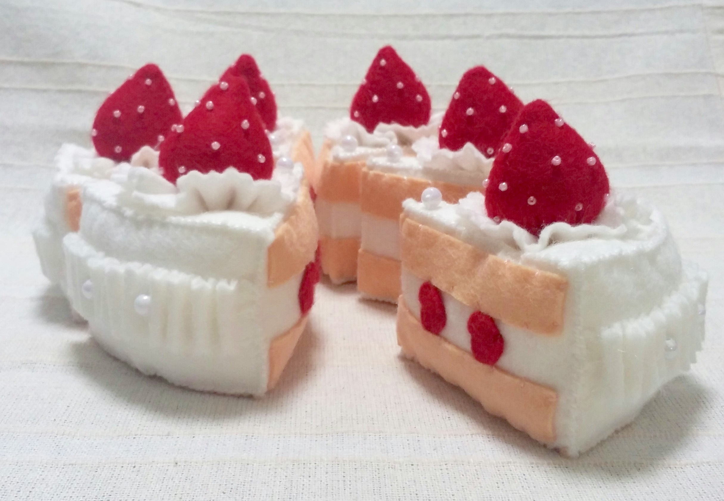 選べる45色 イチゴのホールケーキ 六つ切 781 フェルト いちご 誕生日 スイーツ フェルトおままごと クリーム Iichi ハンドメイド クラフト作品 手仕事品の通販