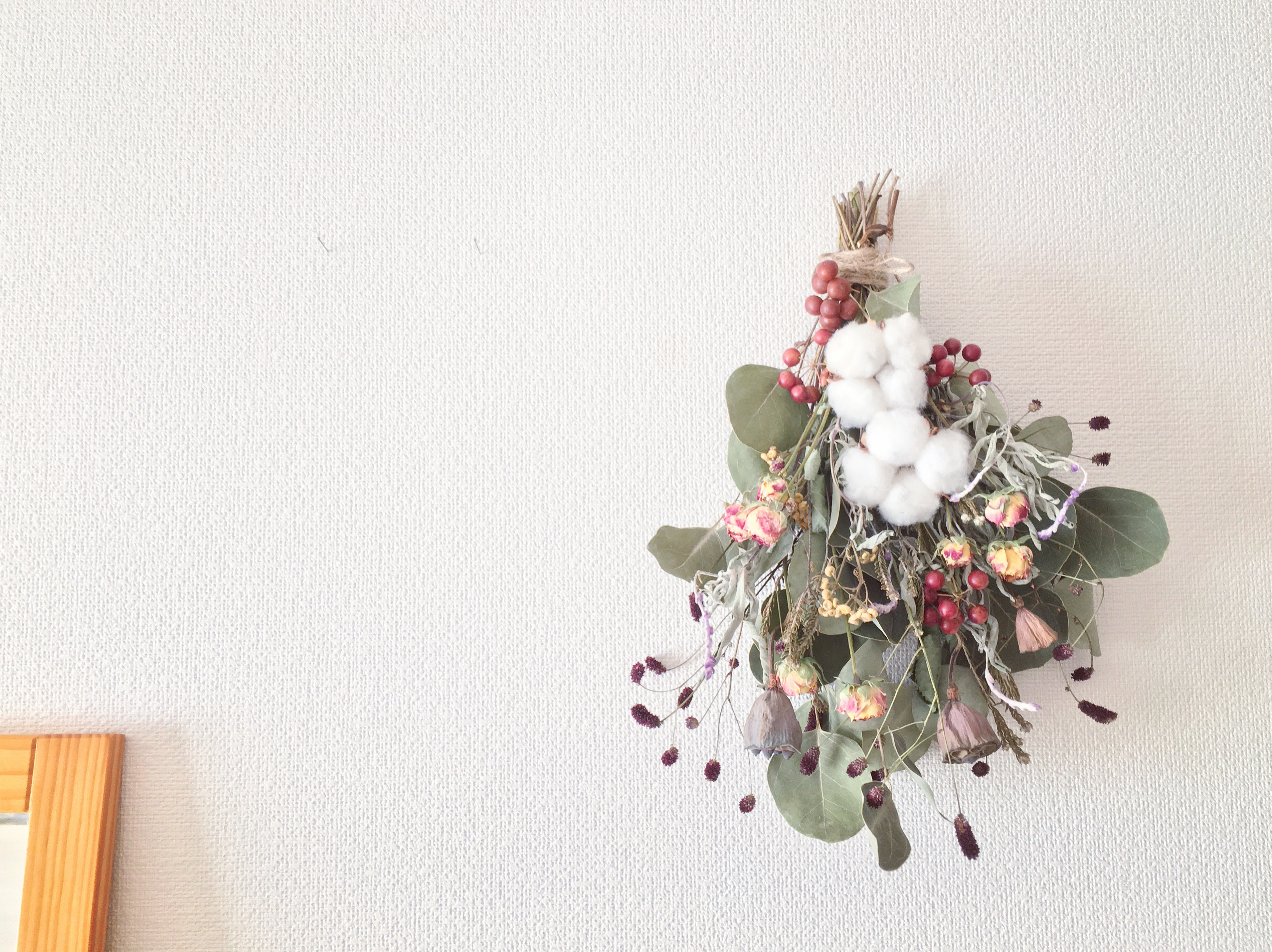 コットンフラワーとサンキライのブーケ スワッグ クリスマス お正月にも ラッピングは別途ご購入をお願いします Iichi ハンドメイド クラフト作品 手仕事品の通販