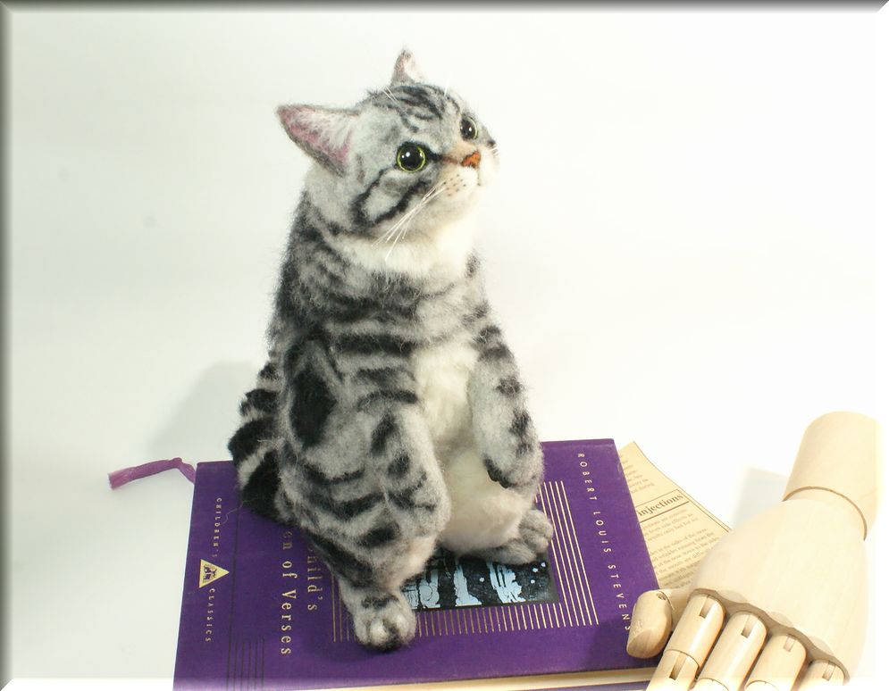 羊毛フェルト 猫 アメリカンショートヘア 立ち猫 猫フィギュア アメショー Iichi ハンドメイド クラフト作品 手仕事品の通販