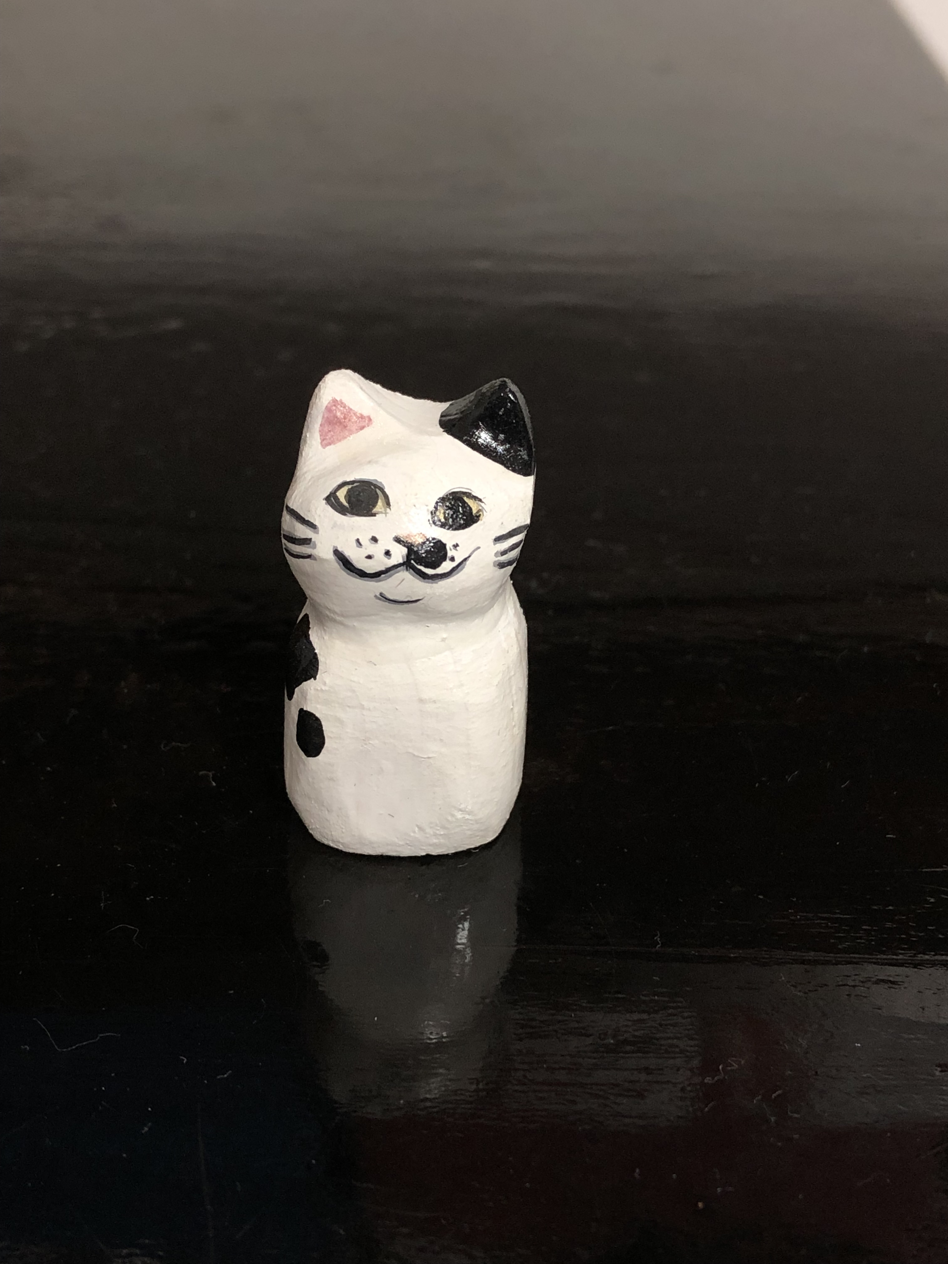 木彫り猫 小さな黒ぶち猫 Iichi ハンドメイド クラフト作品 手仕事品の通販