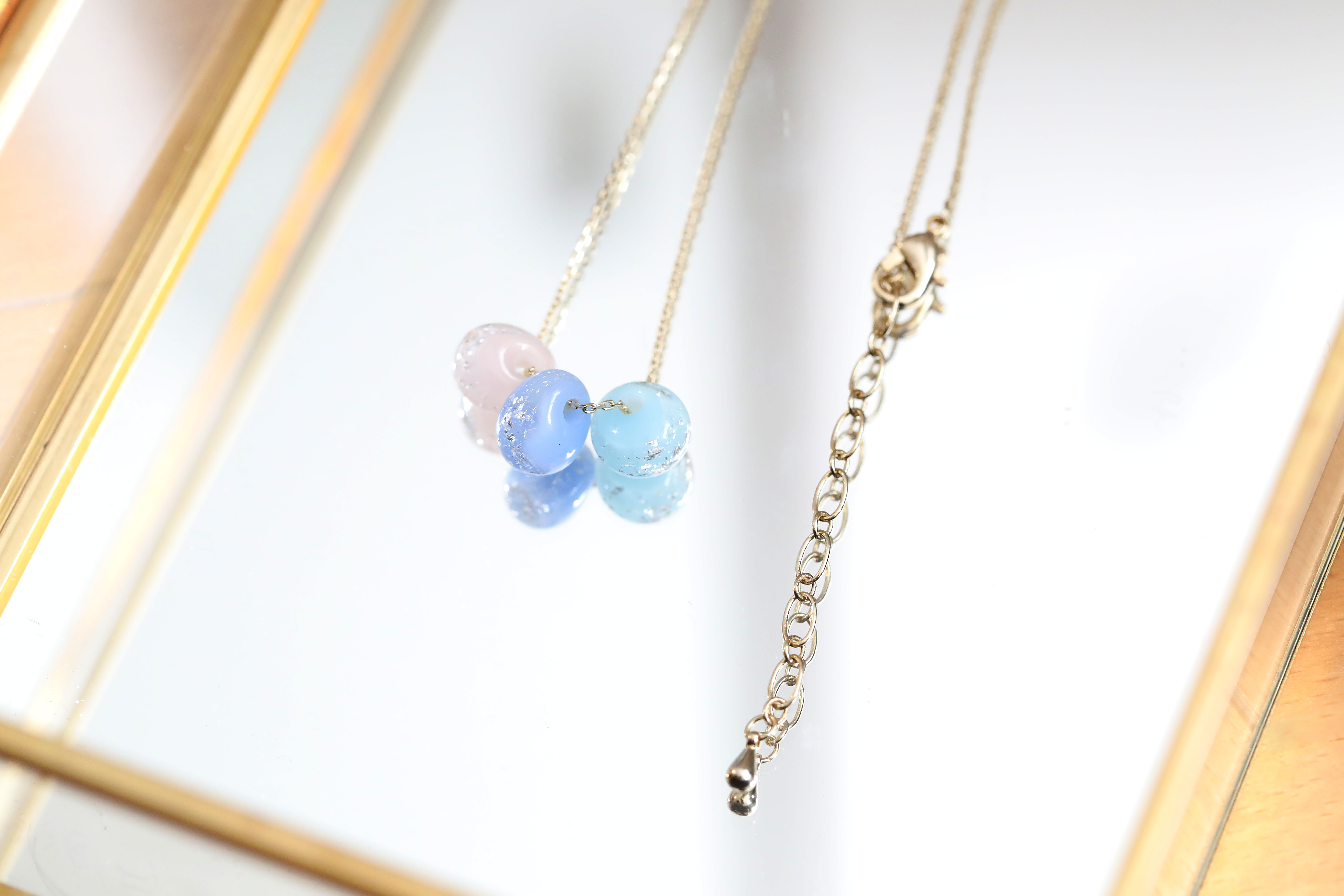銀箔をちりばめたガラス玉の三色ネックレス Iichi ハンドメイド クラフト作品 手仕事品の通販