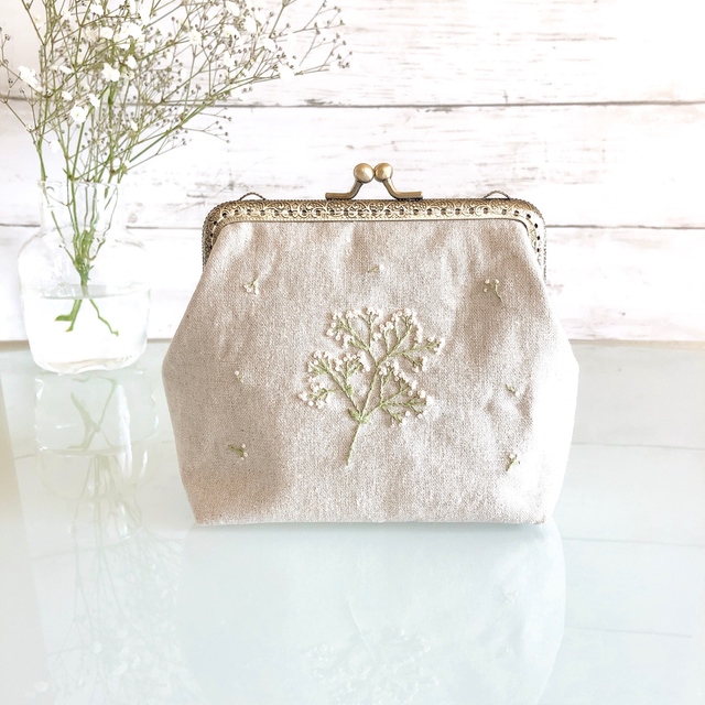 かすみ草の刺繍のがま口ポーチ L 受注制作 Iichi ハンドメイド クラフト作品 手仕事品の通販