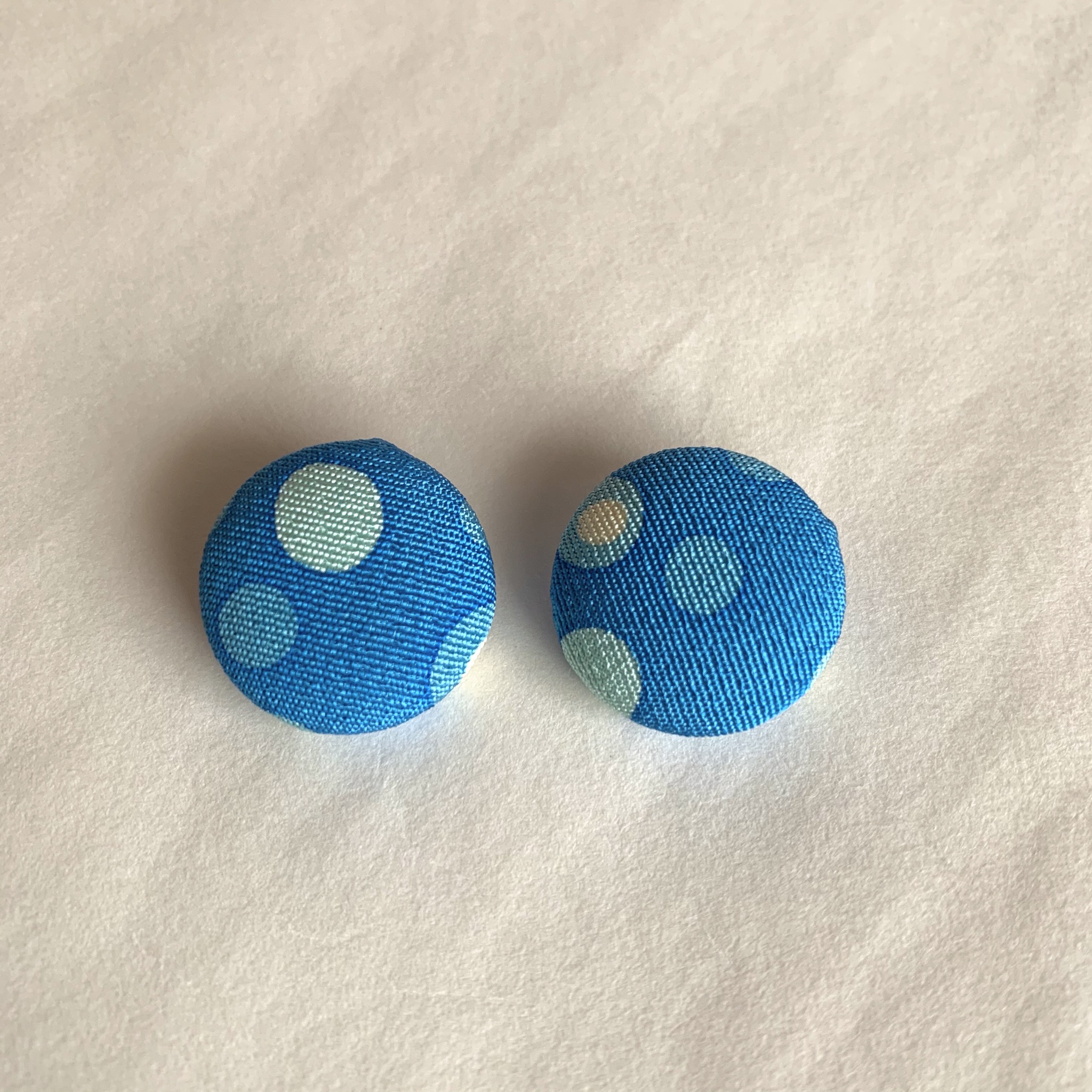 絹くるみボタン４個 18mm ドット 青系 Iichi ハンドメイド クラフト作品 手仕事品の通販